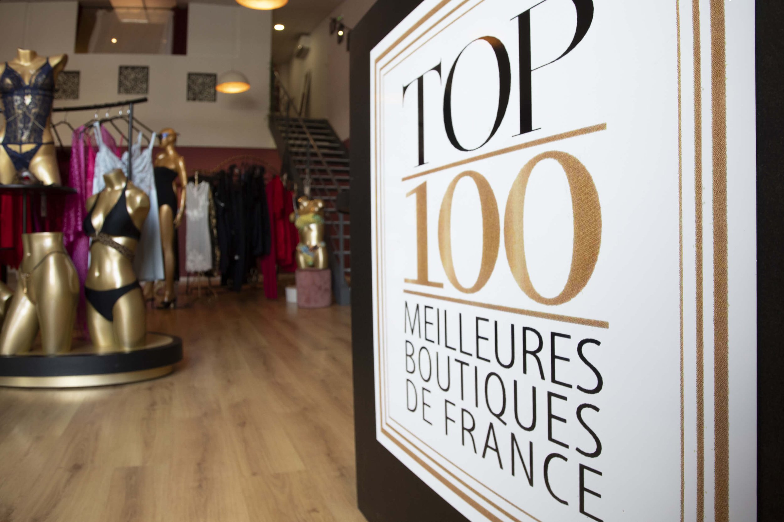 Vue intérieure d'une boutique professionnelle mettant en avant les meilleures boutiques de France.
Mannequins dorés exposant des vêtements dans une boutique élégante.
Décor moderne d'une boutique de mode avec des couleurs vives et un agencement stylé