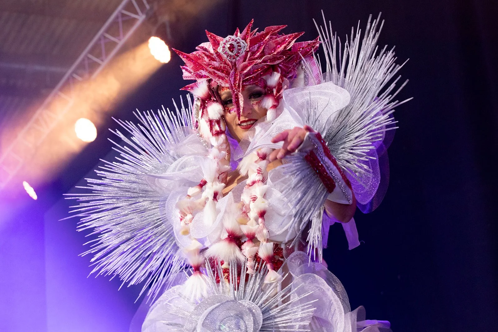 Point de vue d'un photographe sur l'art de la coiffure avec des éléments visuels uniques.
Décor artistique et coiffure créative capturés dans une performance visuelle.
Exploration des couleurs de cheveux et des objets dans un cadre artistique.
Style 