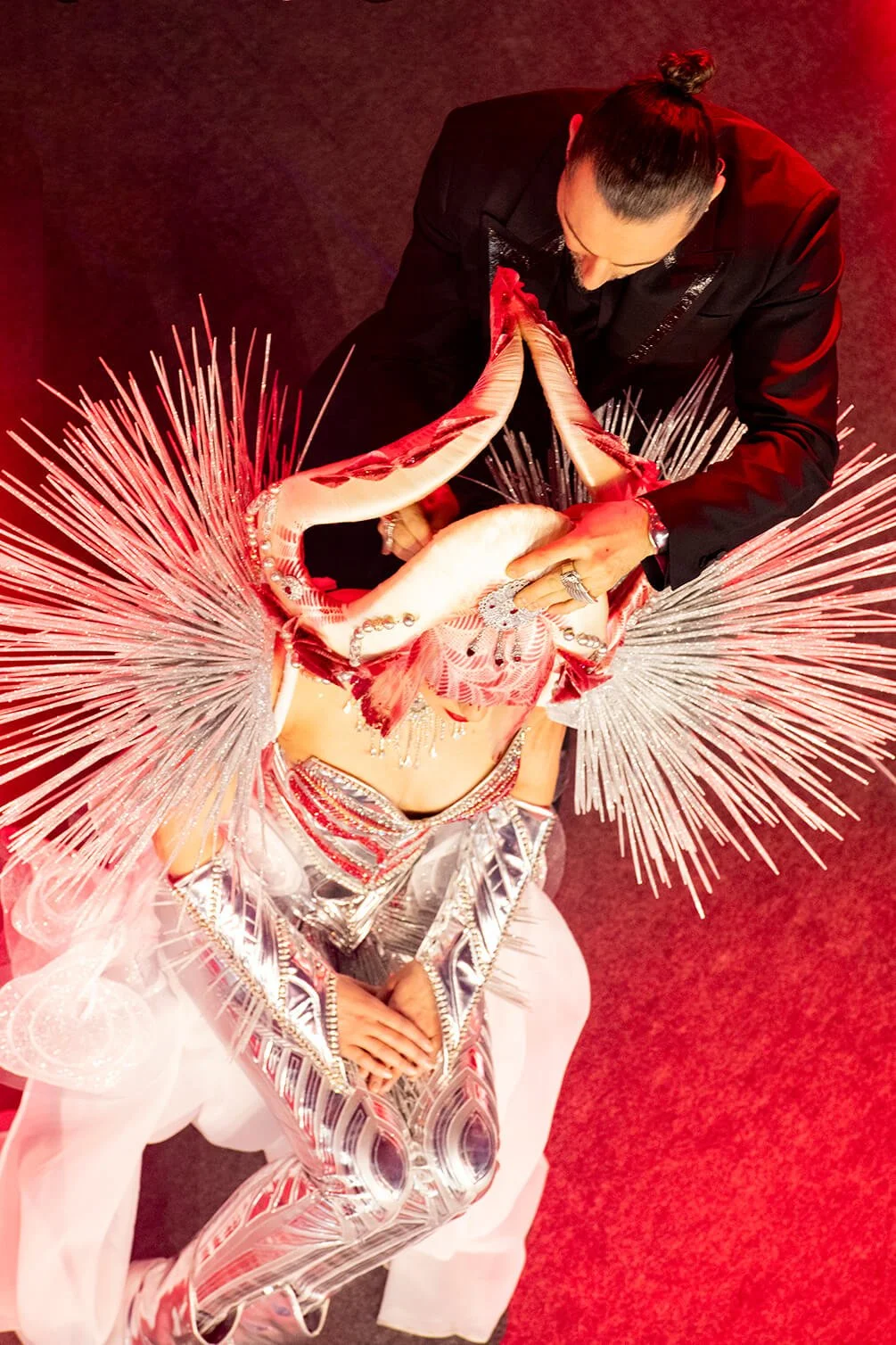 Vue aérienne d'une coiffure artistique avec des couleurs vives et un décor extravagant.