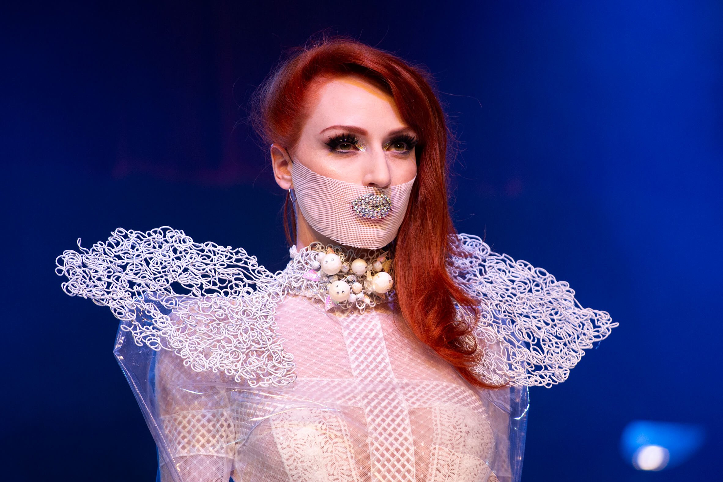 Photographie artistique d'une coiffure avec des couleurs vives et un décor élégant.
Portrait d'une modèle avec une coiffure audacieuse et des accessoires de mode.
Coiffure éclatante avec des détails artistiques et un éclairage dramatique.
Vue d'un ph