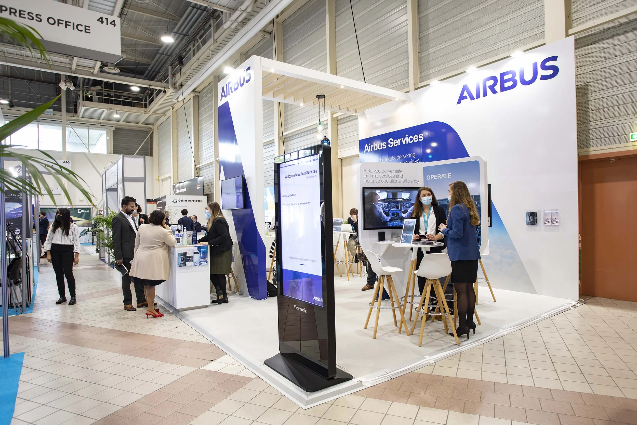 Lors d’un événement professionnel, le stand Airbus a captivé les visiteurs par son style et son ambiance modernes.  Des couleurs vives et des éléments de design soignés ont créé une atmosphère dynamique et engageante.  L’interaction entre les visiteu