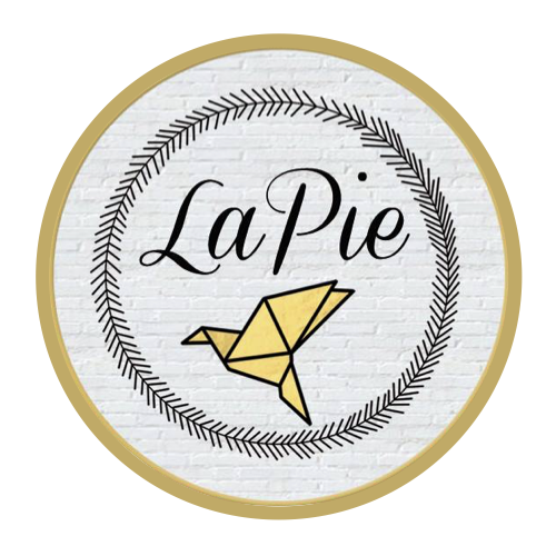 Logo avec le texte 'La Pie' et une illustration d'une pie en origami, entouré d'une couronne de branches stylisées.