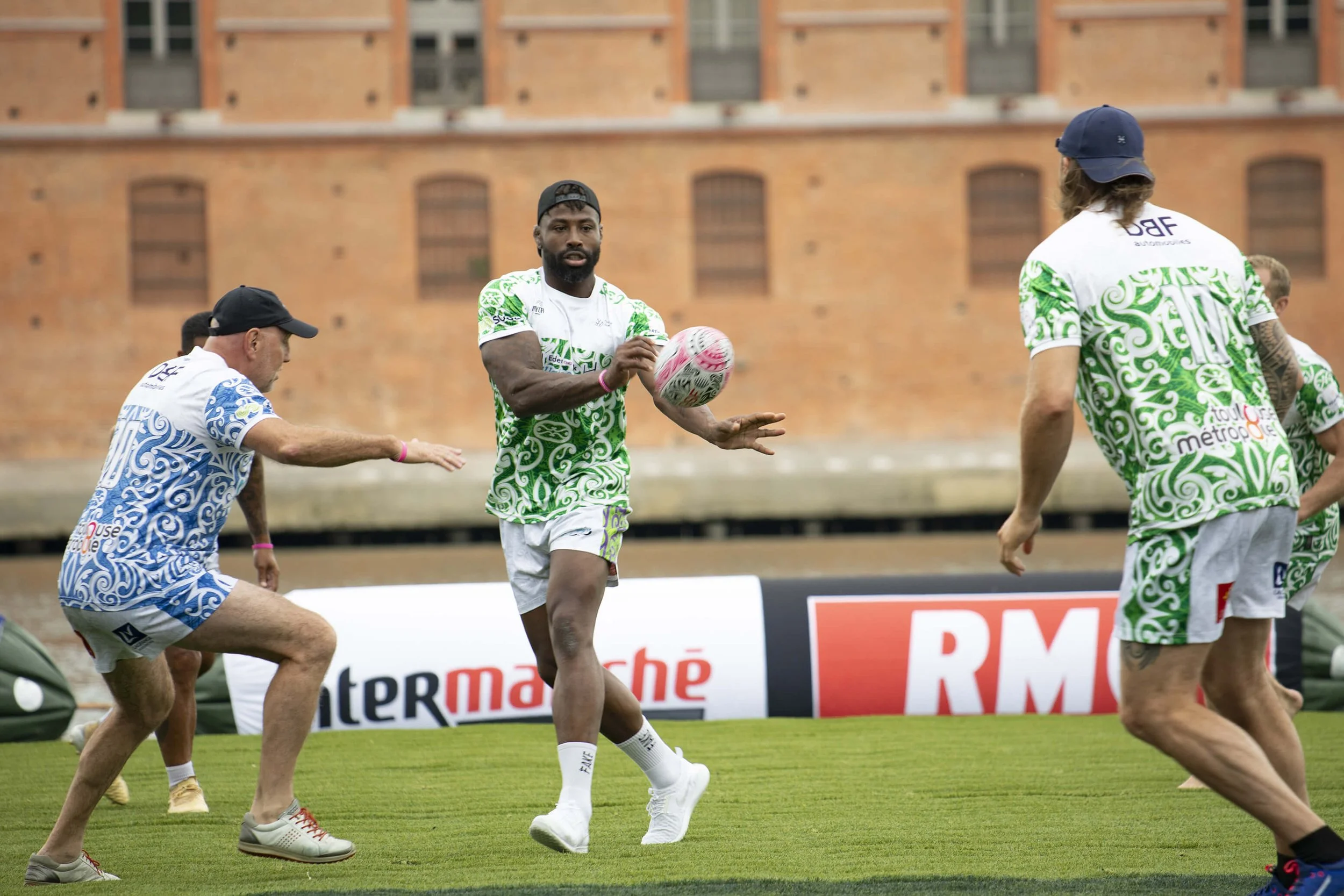 Photographie d’un événement de rugby par François Fauré, mettant en valeur le style dynamique et les couleurs vives des joueurs.  L’image capture l’énergie et la passion du sport, avec des joueurs de rugby en action sur le terrain. L’ambiance profess