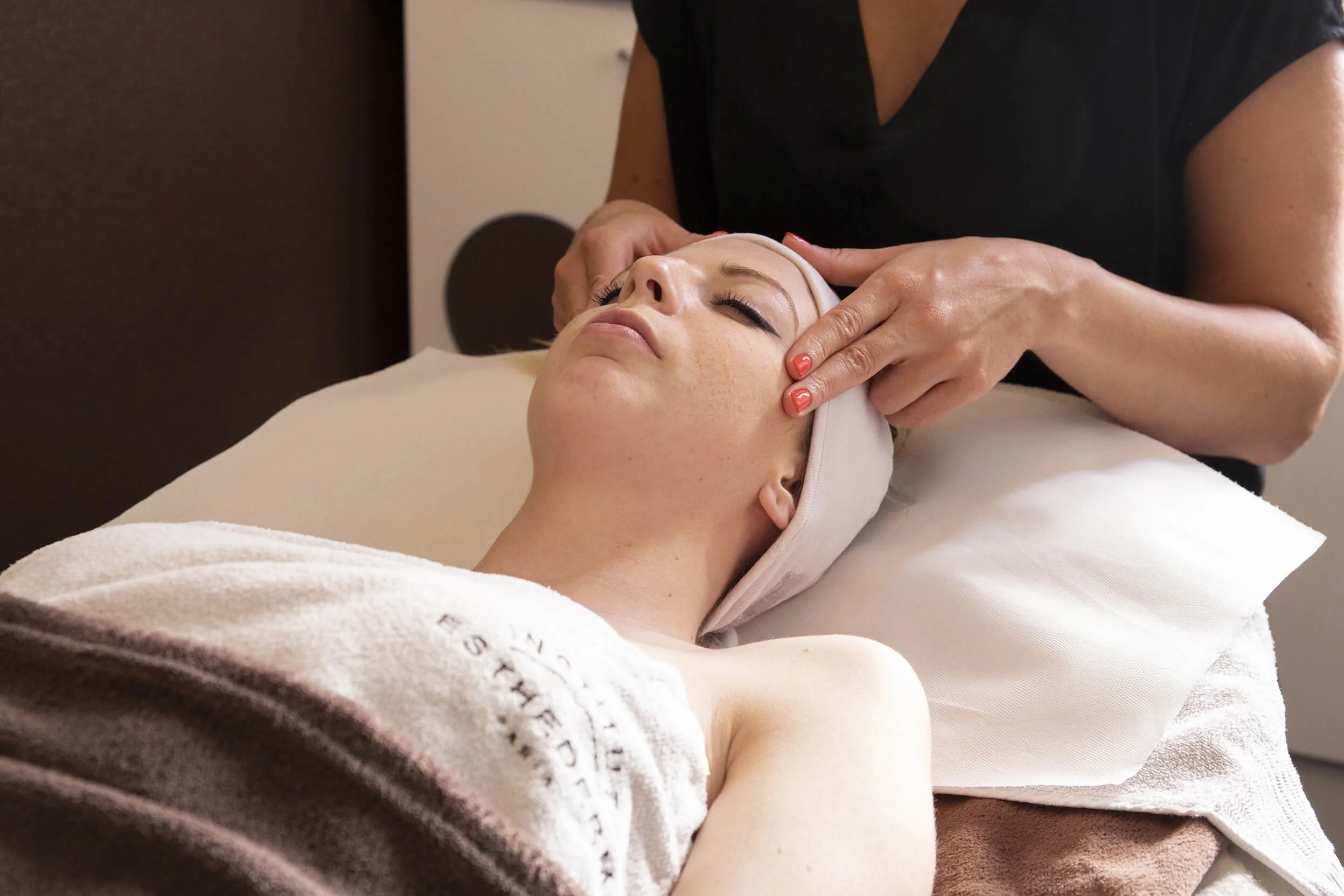 Plongez dans un monde de détente et de bien-être avec nos soins du visage professionnels. Nos esthéticiennes qualifiées vous prodiguent des soins personnalisés dans un cadre apaisant, aux couleurs douces et à l’ambiance relaxante.  Découvrez les tech