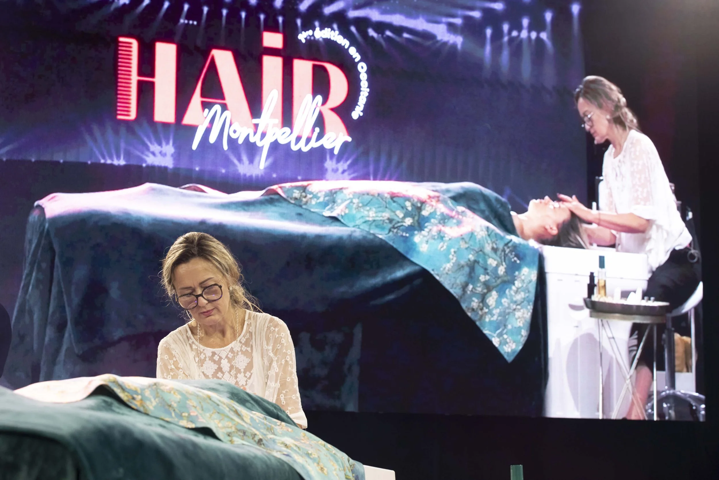 Le photographe professionnel François Fauré immortalise un événement de coiffure à Montpellier.  L’ambiance est élégante et apaisante, avec un décor raffiné et des couleurs harmonieuses.  L’éclairage vibrant met en valeur l’expertise de l’artiste coi