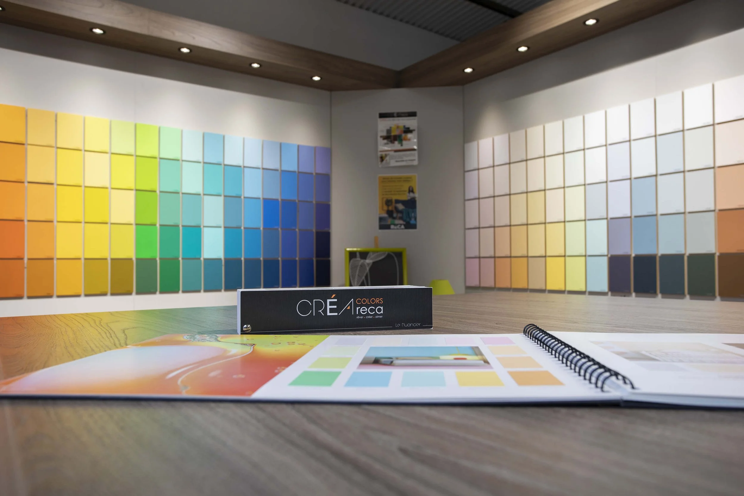 Vue d'un espace de travail professionnel avec des échantillons de couleurs.
Décor moderne avec des panneaux de couleurs disposés sur les murs.
Palette de couleurs créatives sur une table en bois.
Espace de travail avec des échantillons de peinture et