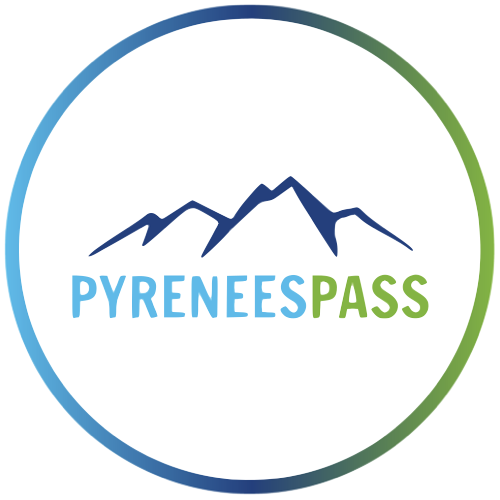 Logo du Pyrénées Passport avec montagnes et texte 'PYR' en bleu, 'EN' en blanc et 'PASS' en vert.