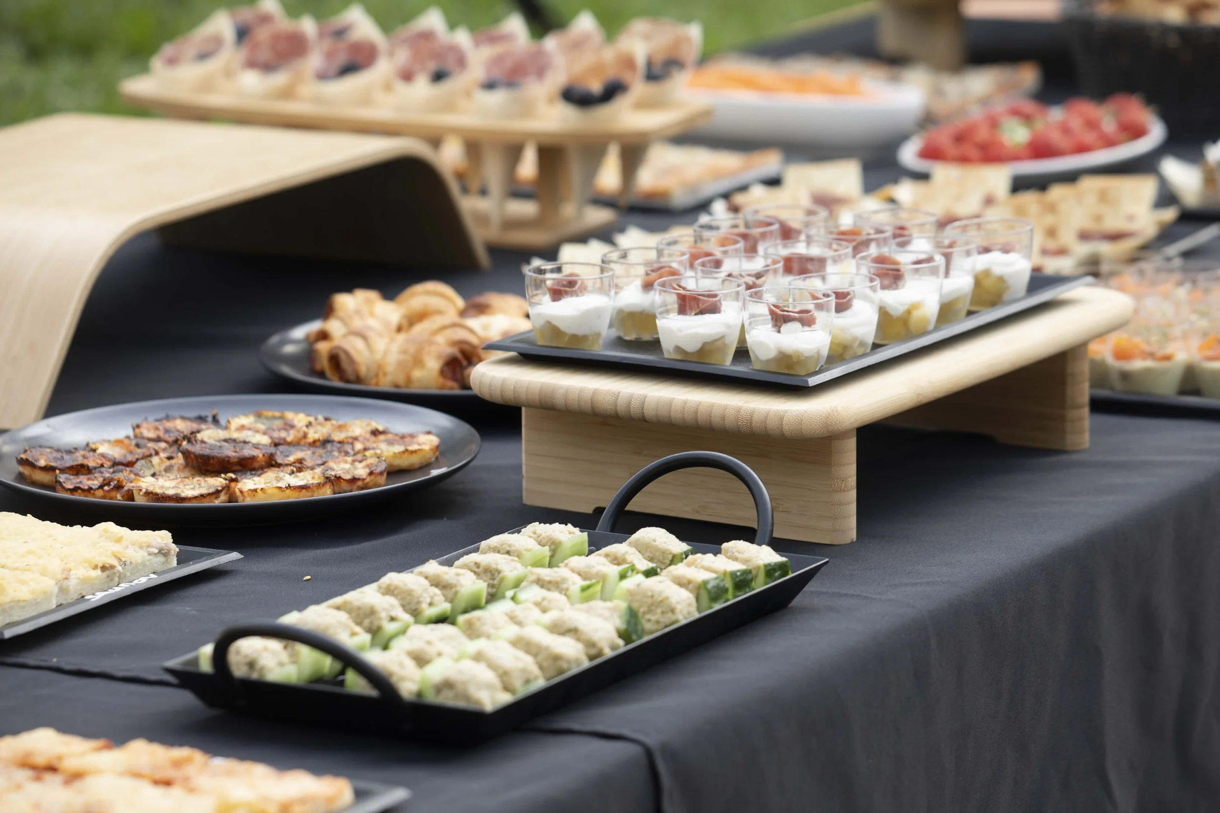François Fauré a photographié un buffet élégant, mettant en valeur une variété de plats délicieux. Son style photographique unique capture la beauté et les couleurs vibrantes des mets, créant une présentation culinaire artistique.  Chaque plat est so