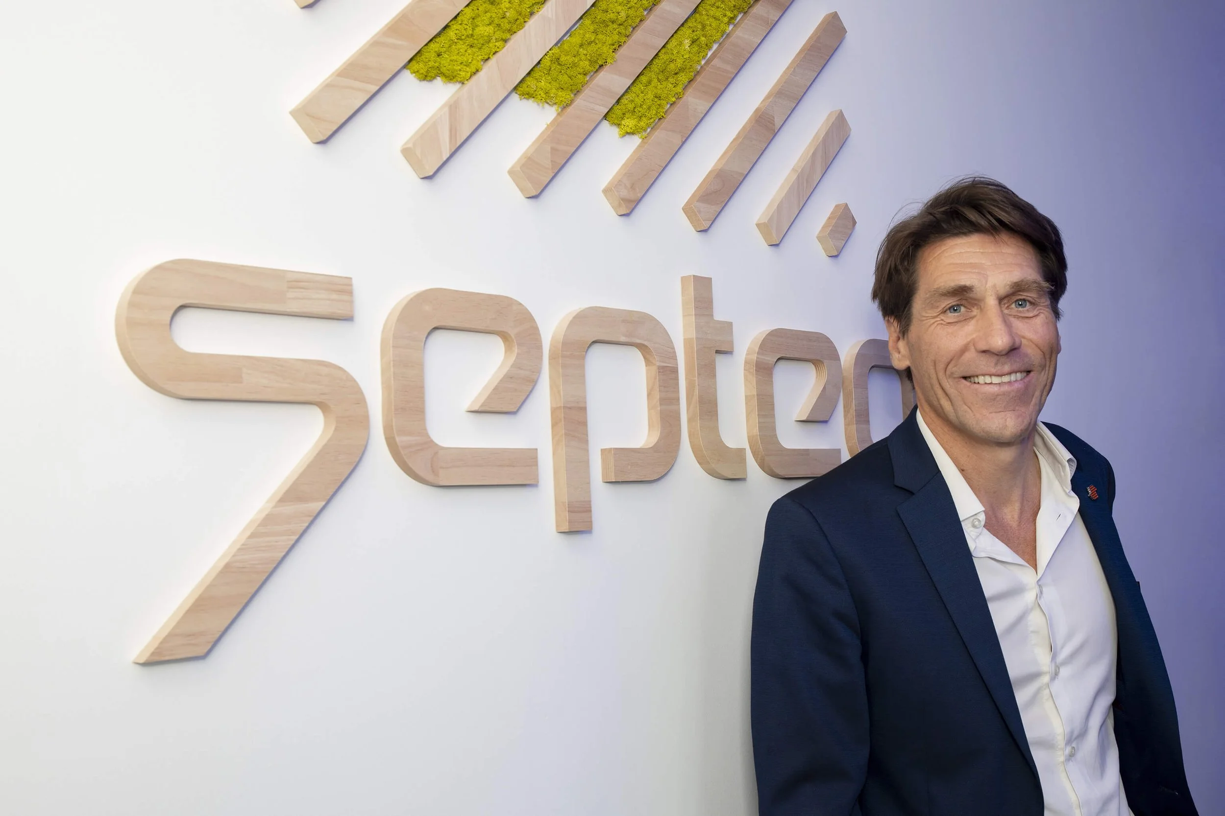 Photographies d’événements par François Fauré, mettant en avant son style unique et son souci du détail.  Ses clichés, aux couleurs vives et au décor contemporain, capturent parfaitement l’ambiance professionnelle des événements.  On y retrouve souve