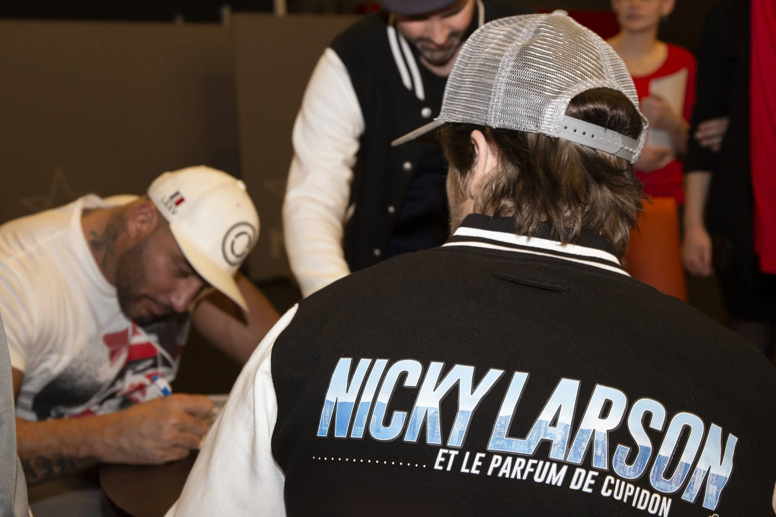 Lors d’un événement, le photographe François Fauré a su capturer l’essence même de l’ambiance grâce à son style photographique unique. Ses clichés mettent en lumière une séance de dédicaces pour le film Nicky Larson... et le parfum de cupidon. L’atmo