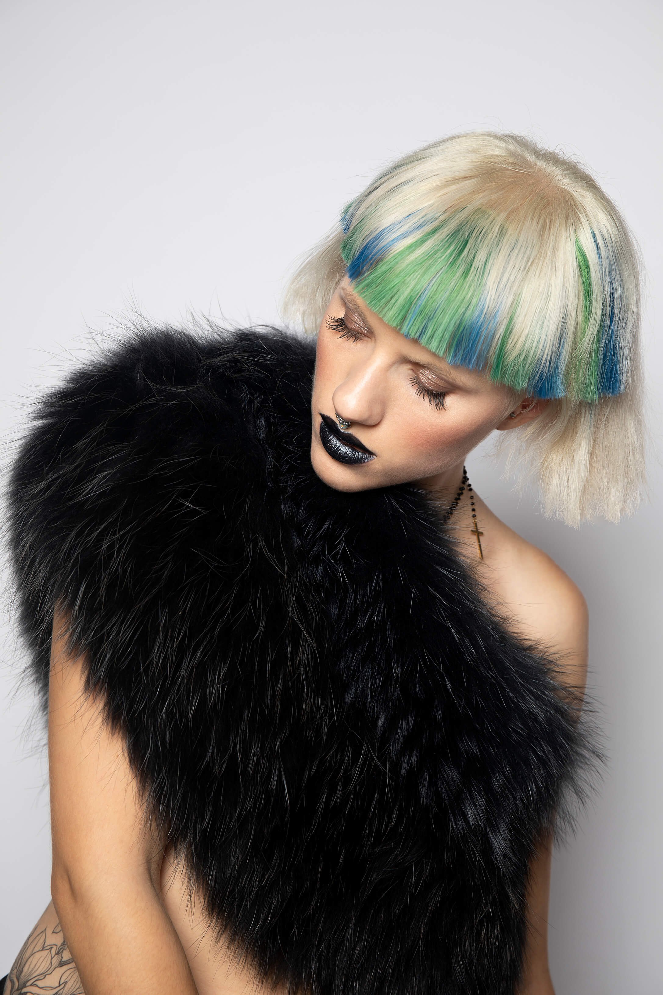 Composition photographique illustrant l'harmonie entre la coiffure et le maquillage artistique.