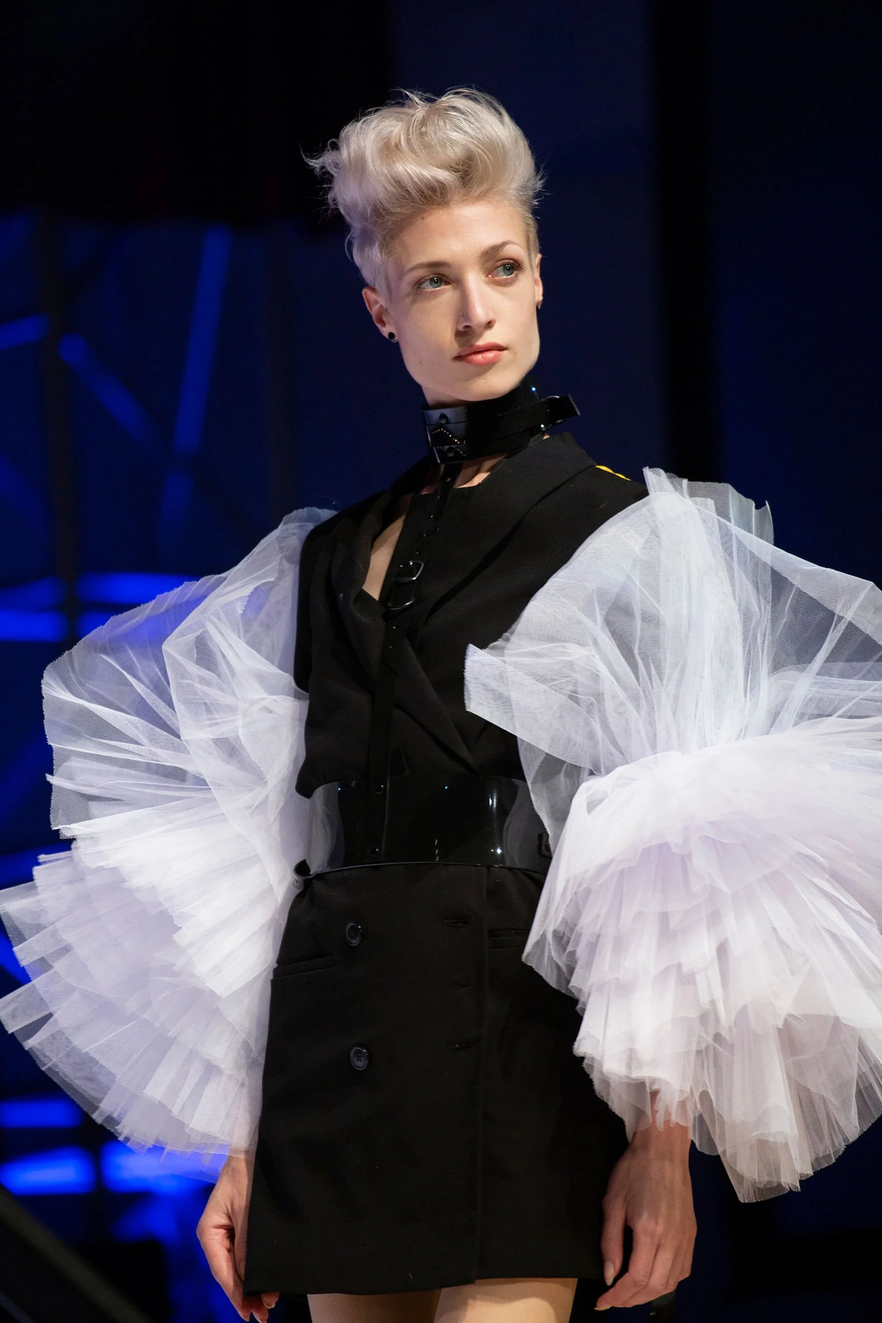 Séance photo professionnelle mettant en avant l'art de la coiffure et du stylisme.