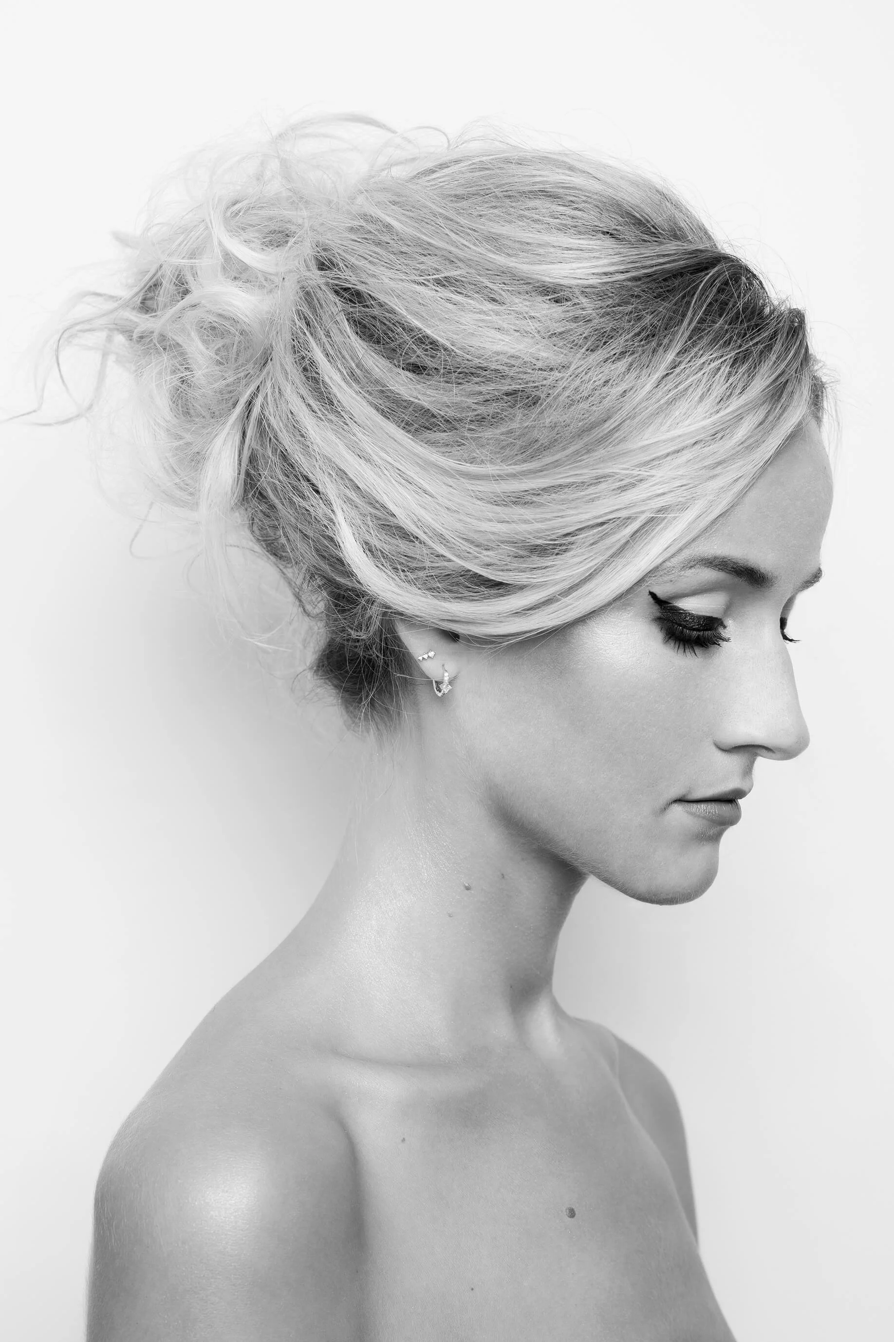 Profil d'une femme blonde avec une coiffure élégante en noir et blanc.