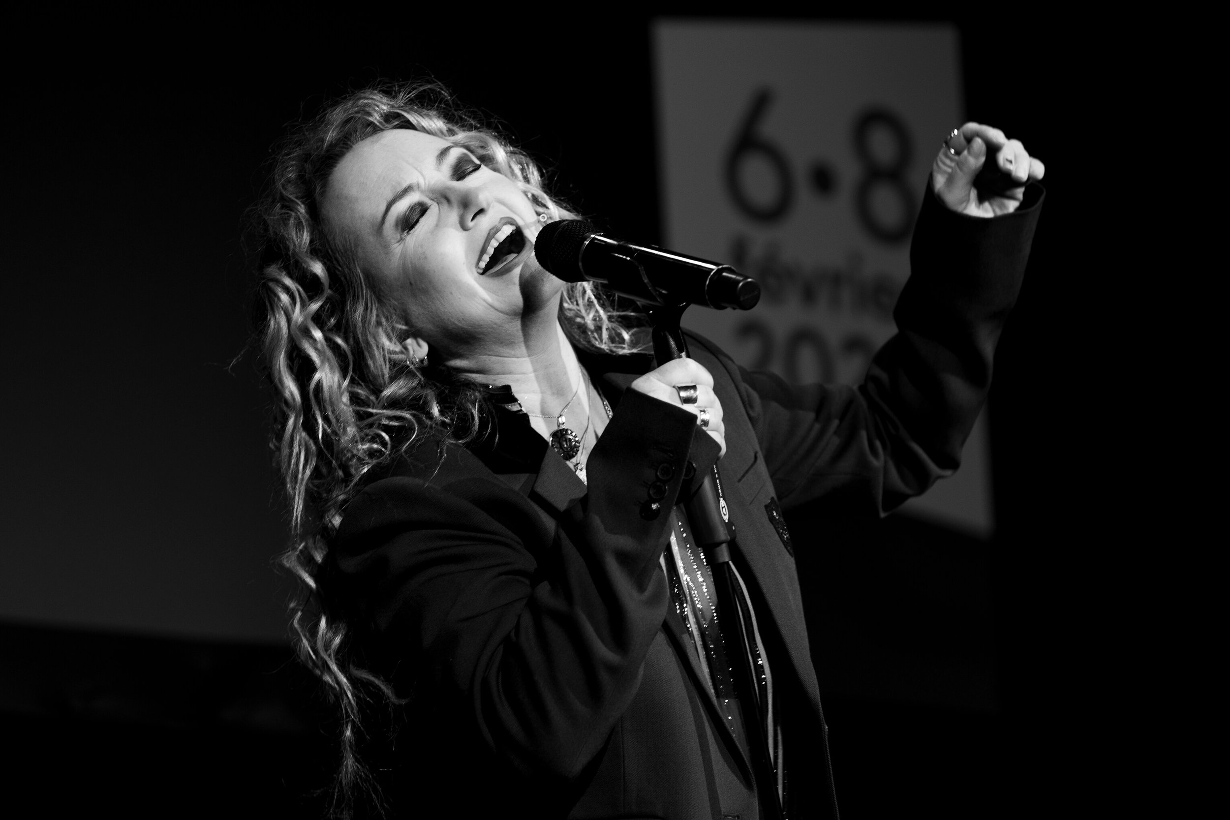 Artiste en pleine performance, chantant avec passion sur scène.
name: evenement-musical-francois-faure
alt: Vue d'un événement musical capturée par le photographe François Fauré.
name: photographe-professionnel-evenement
alt: Perspective d'un photogr