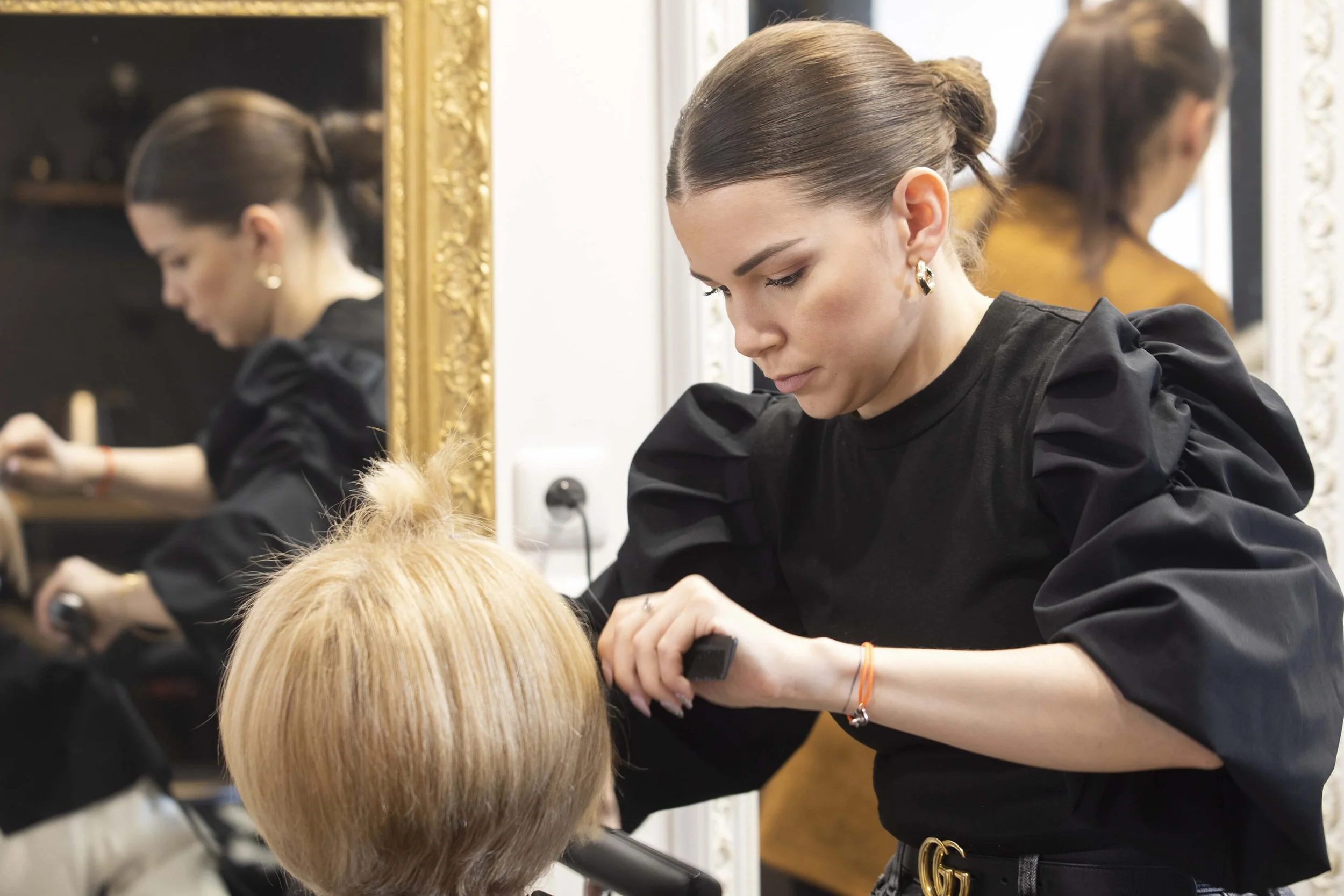 Dans un salon de beauté chic et apaisant, l’expertise d’une coiffeuse professionnelle se révèle.  L’intérieur élégant et raffiné met en lumière le travail d’une artiste talentueuse, créant une ambiance chaleureuse et propice à la beauté.  Une coiffur