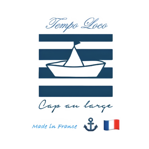 Une affiche avec un bateau stylisé, texte en français, un drapeau français, et une ancre. Il y a des éléments graphiques maritimes et des couleurs de la France.