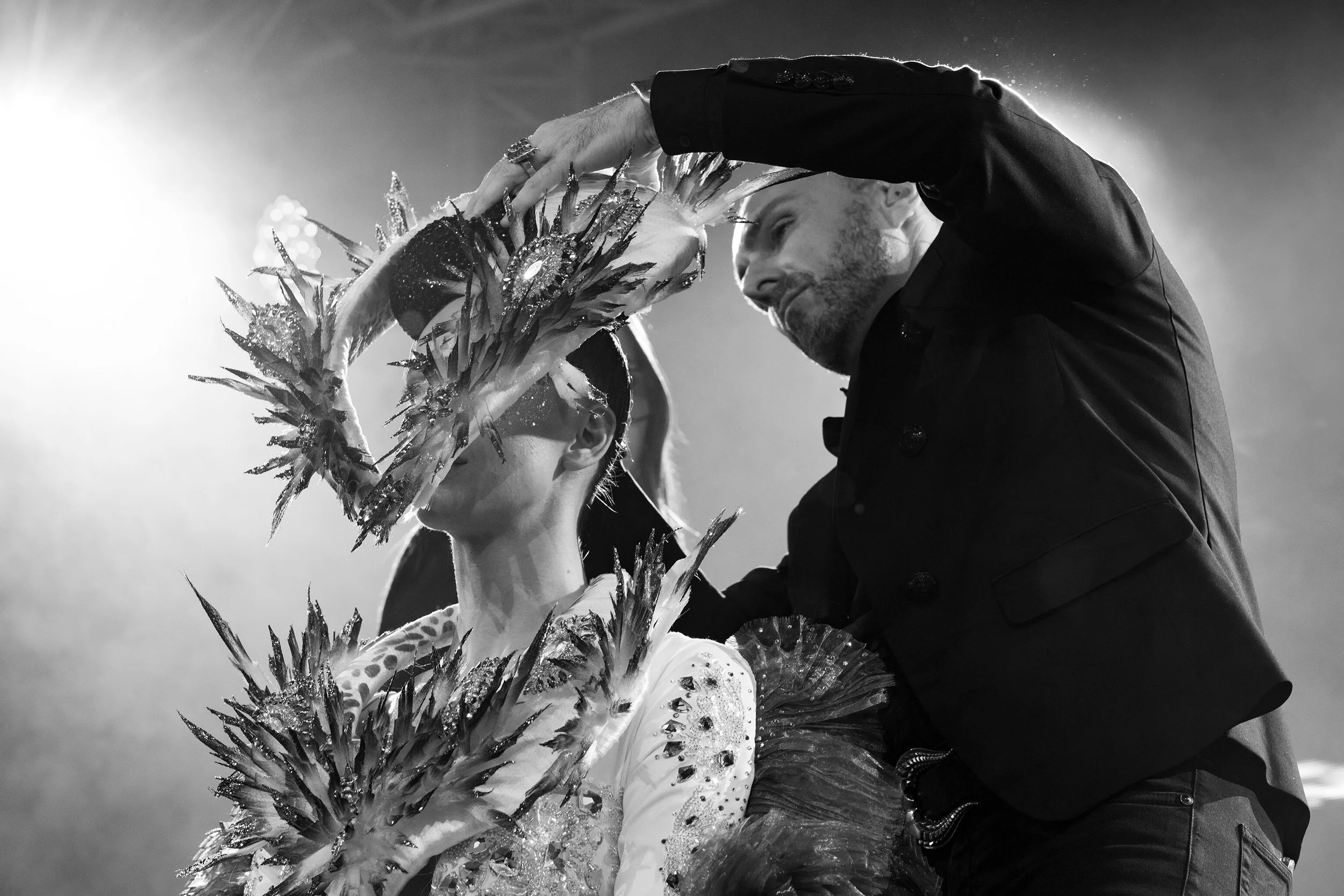 Détails d'une coiffure artistique avec un décor noir et blanc inspirant et une mise en scène captivante.