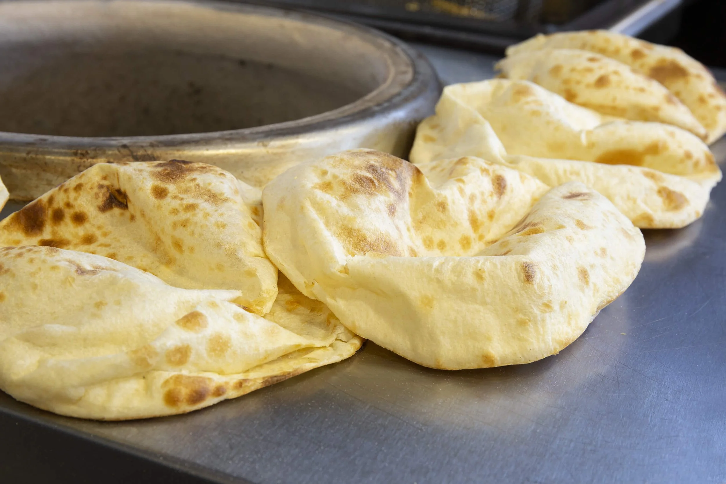 Nan sur une surface métallique, représentant le style photographique des entreprises professionnelles.
Détails du Nan illustrant le style photographique des entreprises professionnelles.
Décor et couleurs du nan chaud, capturant l'essence des entrepr