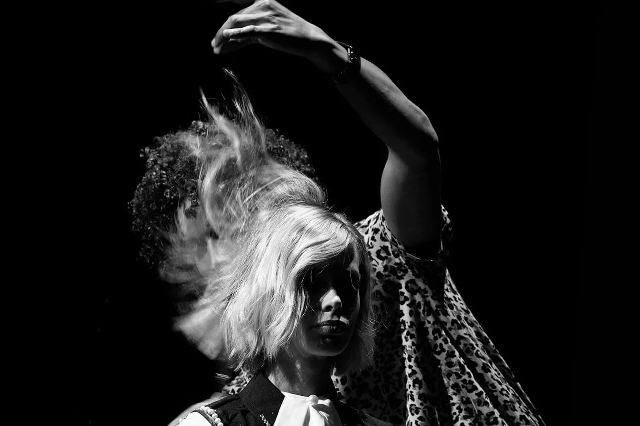 Photographie artistique d'une coiffure en noir et blanc avec un décor minimaliste.
Vue dynamique d'une coiffure créative, mettant en avant des mouvements de cheveux.
Perspective d'un photographe professionnel sur l'art de la coiffure moderne.
Explora