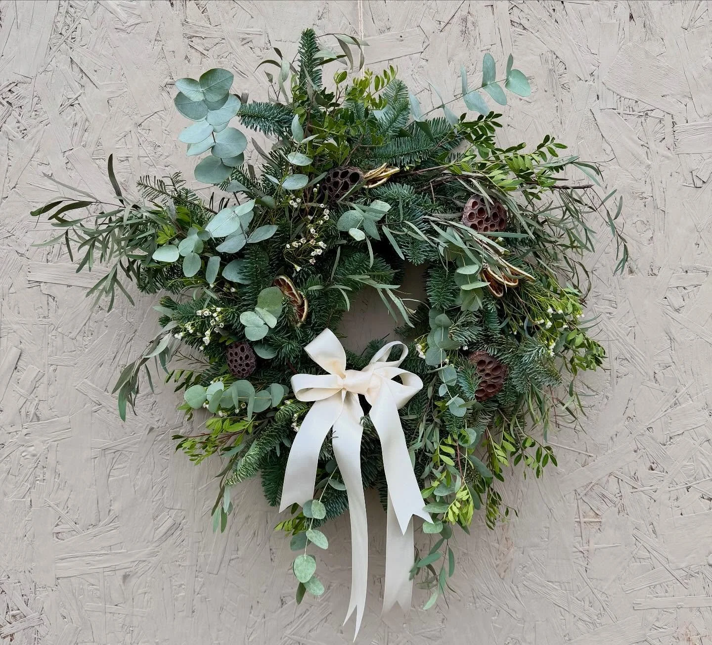 🌲 Our First Wreath of the Season! 🌲 
It smells like Christmas &mdash; fresh eucalyptus, pine, oranges, and cinnamon filling the air. There&rsquo;s something so calming about gathering beautiful foliage and getting creative, watching simple greenery