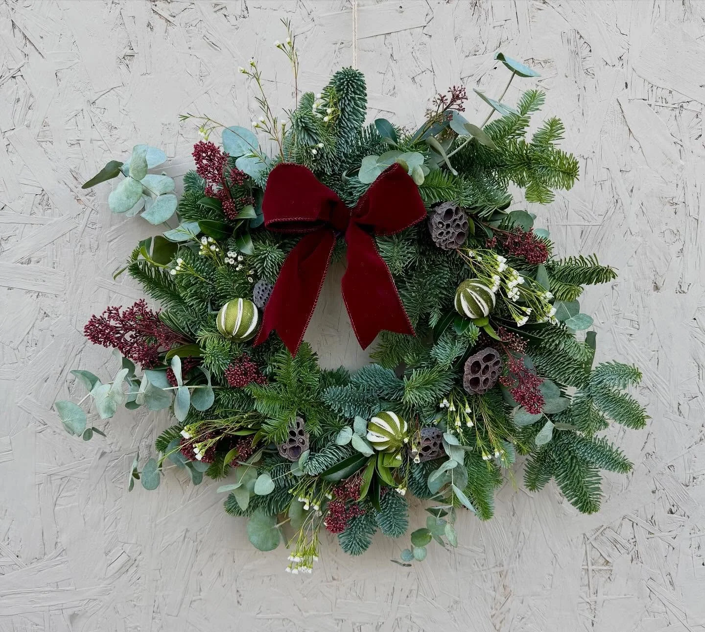 🌲 Festive Wreath No. 2 🌲
Berry Christmas - a festive favourite bursting with natural texture and soft seasonal colour. This wreath brings together the scent of eucalyptus, rich berry clusters of skimmia and delicate waxflower to create a beautifull
