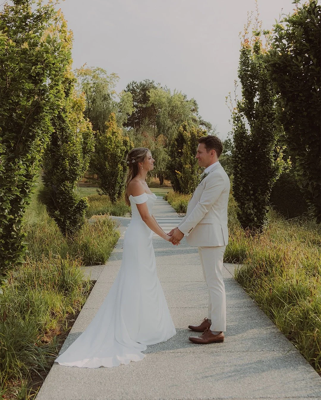Quick glimpse of K &amp; J&rsquo;s wedding ✨🕊️🌊

Dress/ @thewhitepeony 
Makeup/ @rachelpattersonmakeup 
Hair/ @hairbycarlyjones 
Photographer/ @teresasaundersphotography