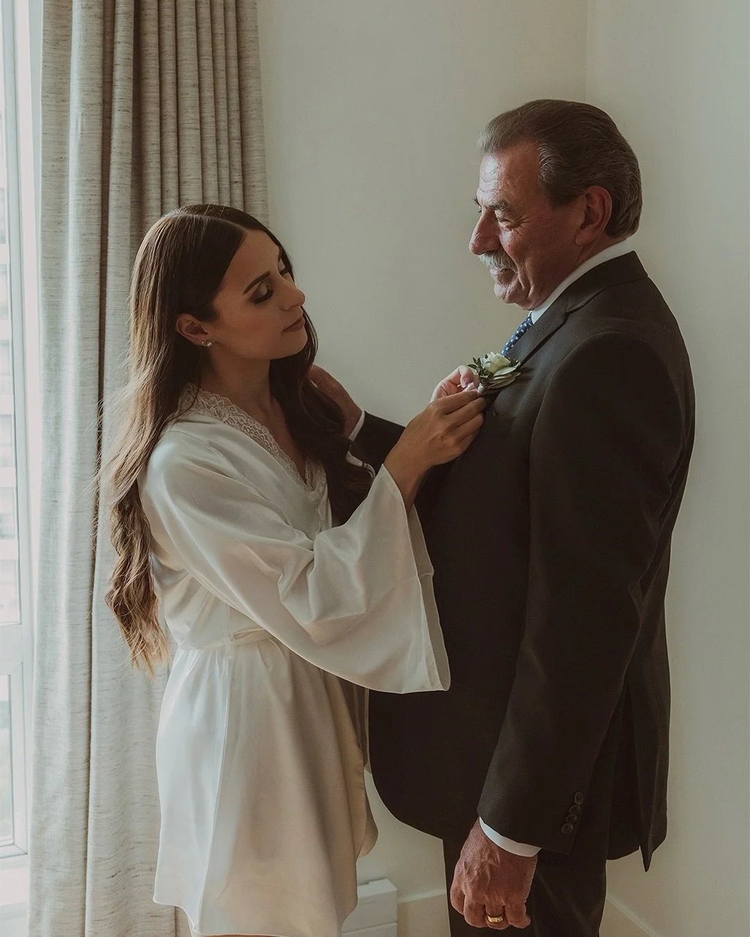 Tender, quiet moments as Lindsay got ready, surrounded by the love of her family ✨🕊️