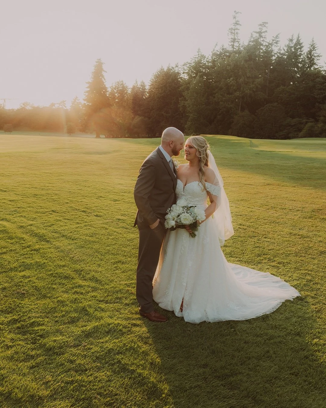 From home to garden to golden greens - this wedding was a dream to photograph. Every setting told a part of their story, and every moment felt so genuine and full of heart. ⛳️💛

makeup &amp; hair/ @erinbradleyartist 
tan/ @alohaatan 
venue/ @royalco