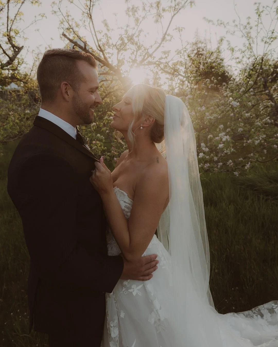 The day they met each other was the beginning of everything. ✨💛 
vendors:
photographer/ @teresasaundersphotography 
hair/ @hairbytaylorbartel 
makeup/ @tamaramartinmakeup 
venue/ @seaciderevents 
florals/ @lynda.marie 

🏷️ 
#rockymountainbride #vic