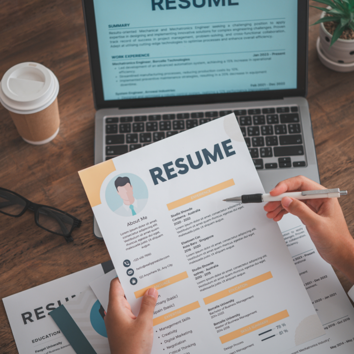 holding-creative-resume-720x720.png