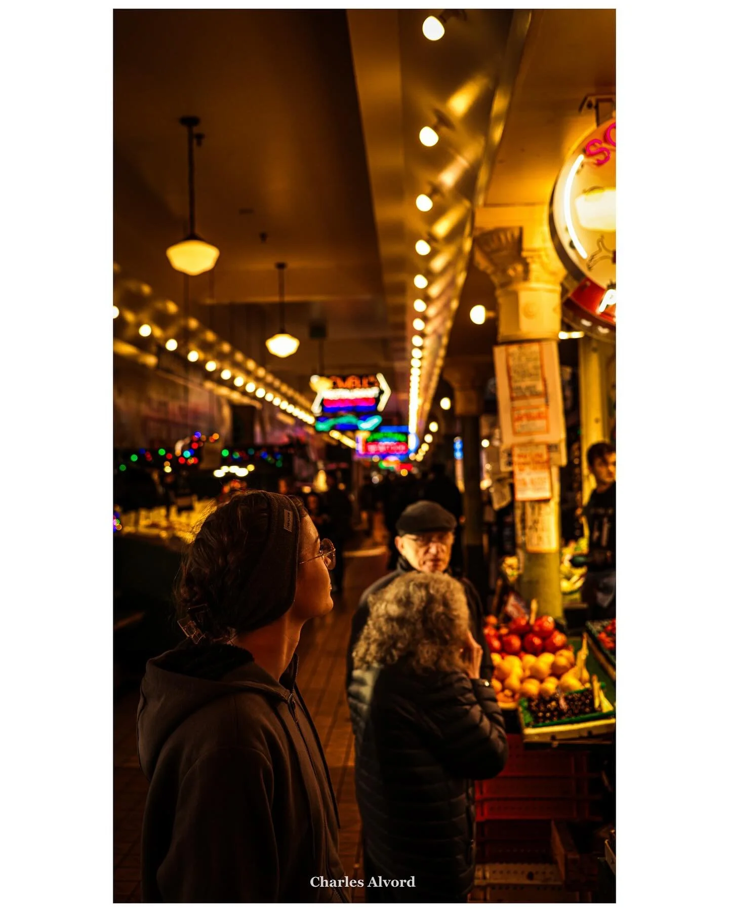 Weird Fishes, indeed @barefoot_98 
&bull;
&bull;
&bull;
#seattle #washington #market #mood #memories #sister #cold #photo #photographer #photography #portrait #portraitphotography #dim #streetphoto #candid #neon #colorful #color #canon #travel