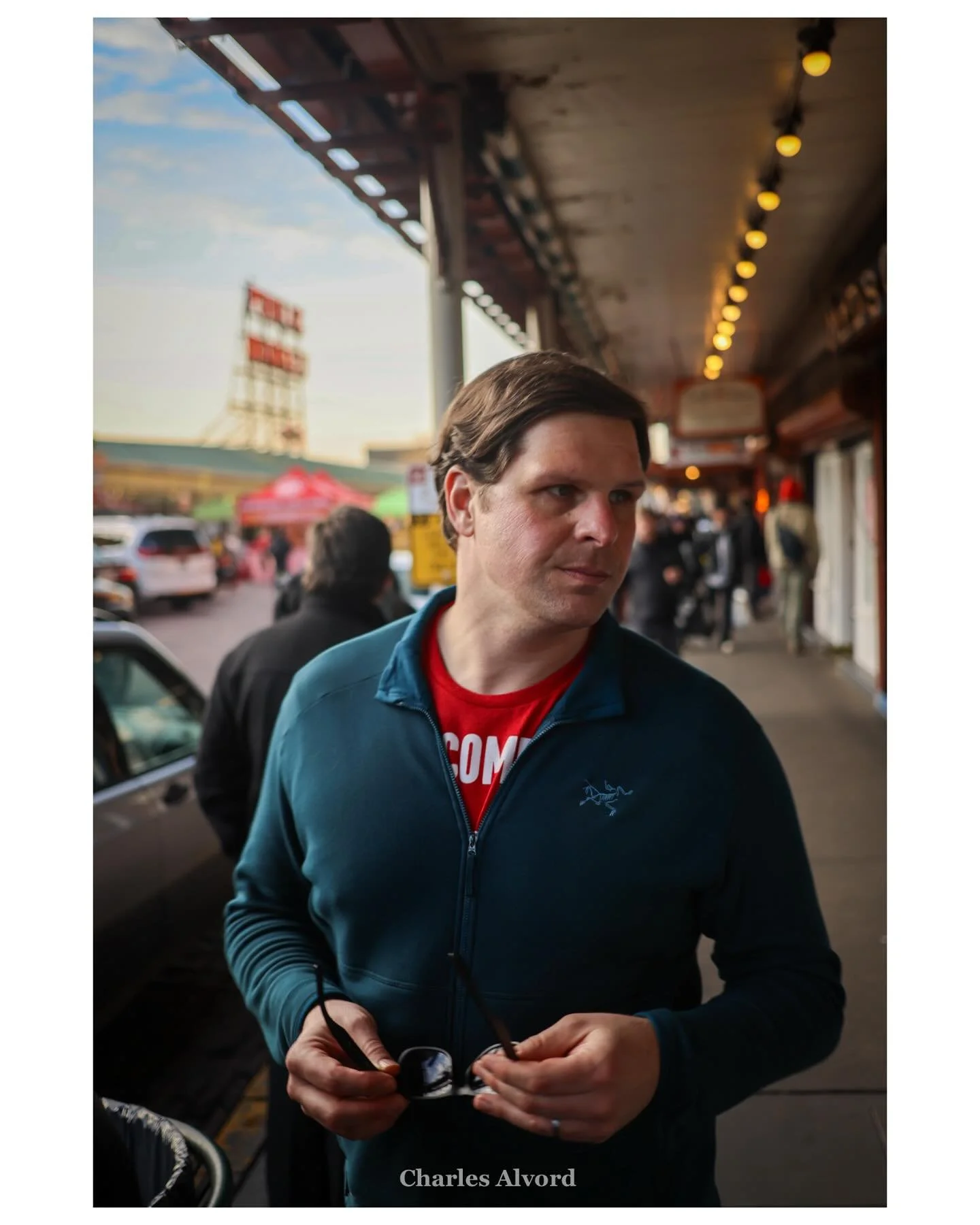 Go with the Flo.
&bull;
&bull;
&bull;
#street #streetphotography #man #portrait #portraitphotography #portraitphotographer #seattle #seattlephotographer #washington #sunglasses #market #german #light #day #cool #canon #canonphotography #canonphotogra