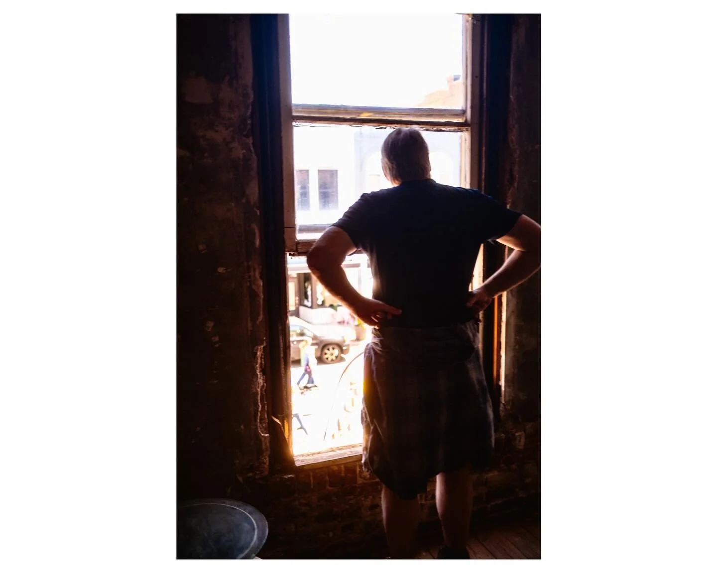 🪟🚶&zwj;♂️
&bull;
&bull;
&bull;
#photography #photo #window #peace #spring