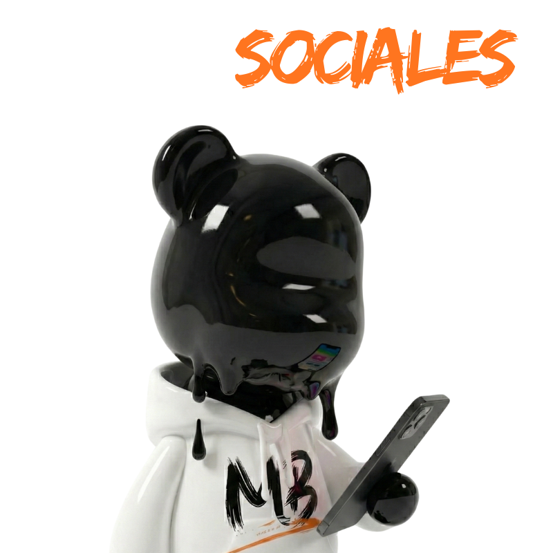 Oso negro con sudadera blanca sosteniendo un celular promoviendo servicios de gestión de social media