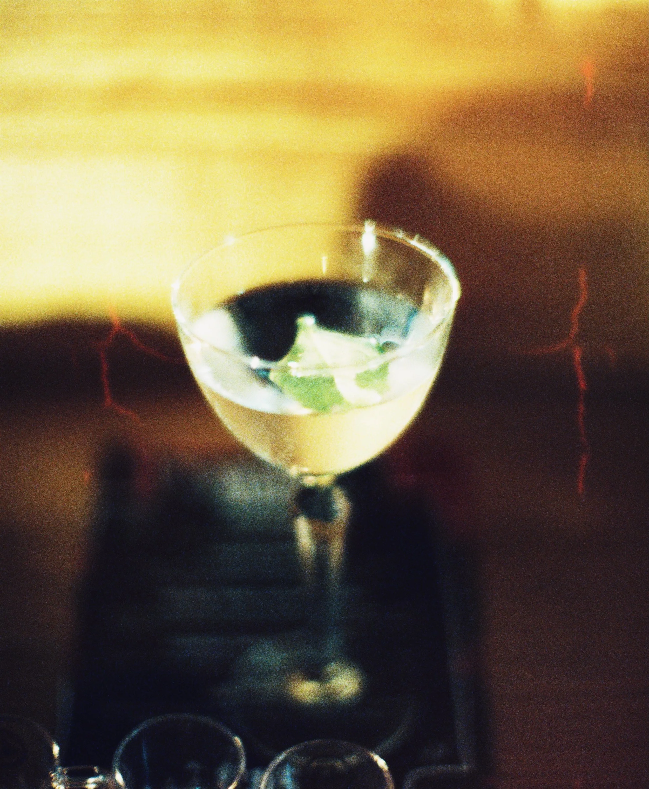 Friday called&hellip; it wants a Martini. 🍸

Siphon in the glass.
Weekend officially started

See you at the bar 🪩

--
📸 @mv_film_35