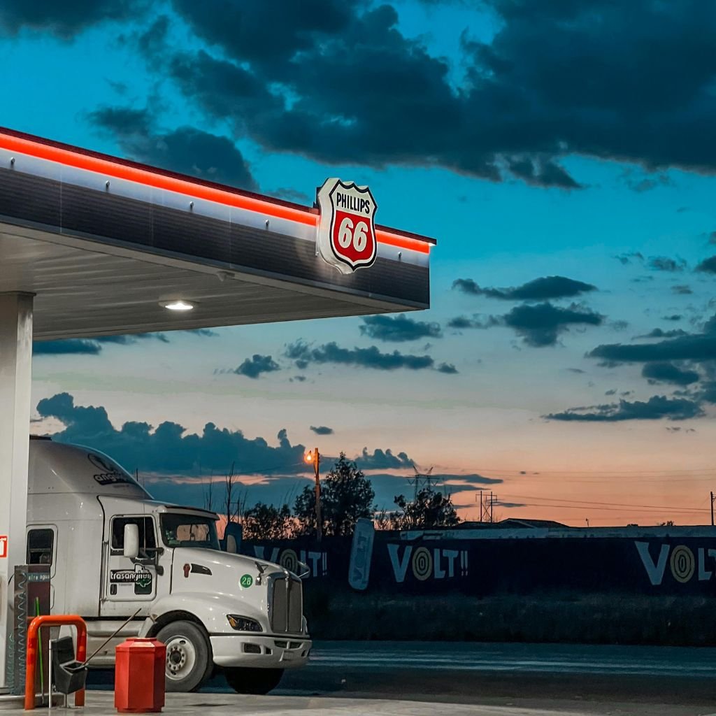 Safeguarding the Backbone of Energy: Comprehensive Insurance for Onshore and Offshore Oil &amp; Gas Operations