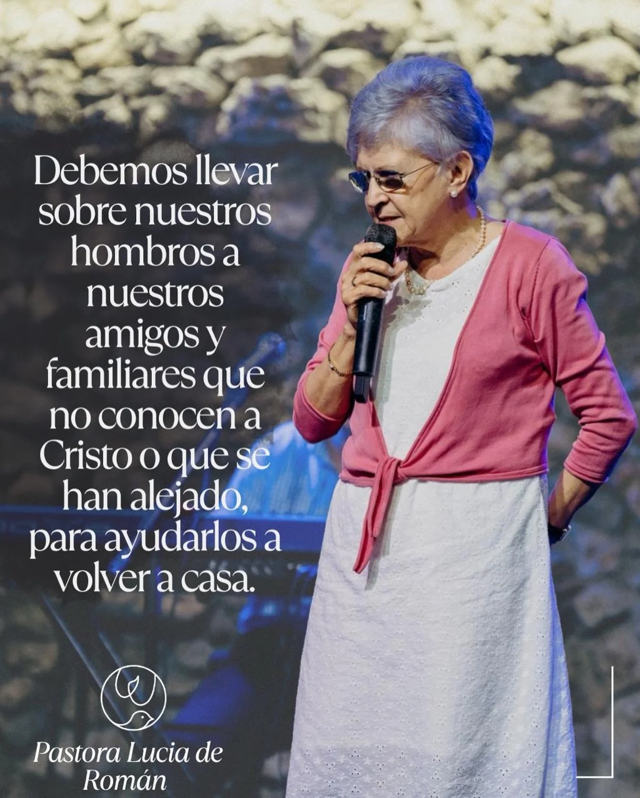No estamos llamados a se&ntilde;alar al que se ha alejado, sino a cargarlo en oraci&oacute;n. 🤍

Llevamos sobre nuestros hombros a nuestros amigos y familiares, intercediendo por ellos, creyendo que la oraci&oacute;n del justo tiene poder para resta
