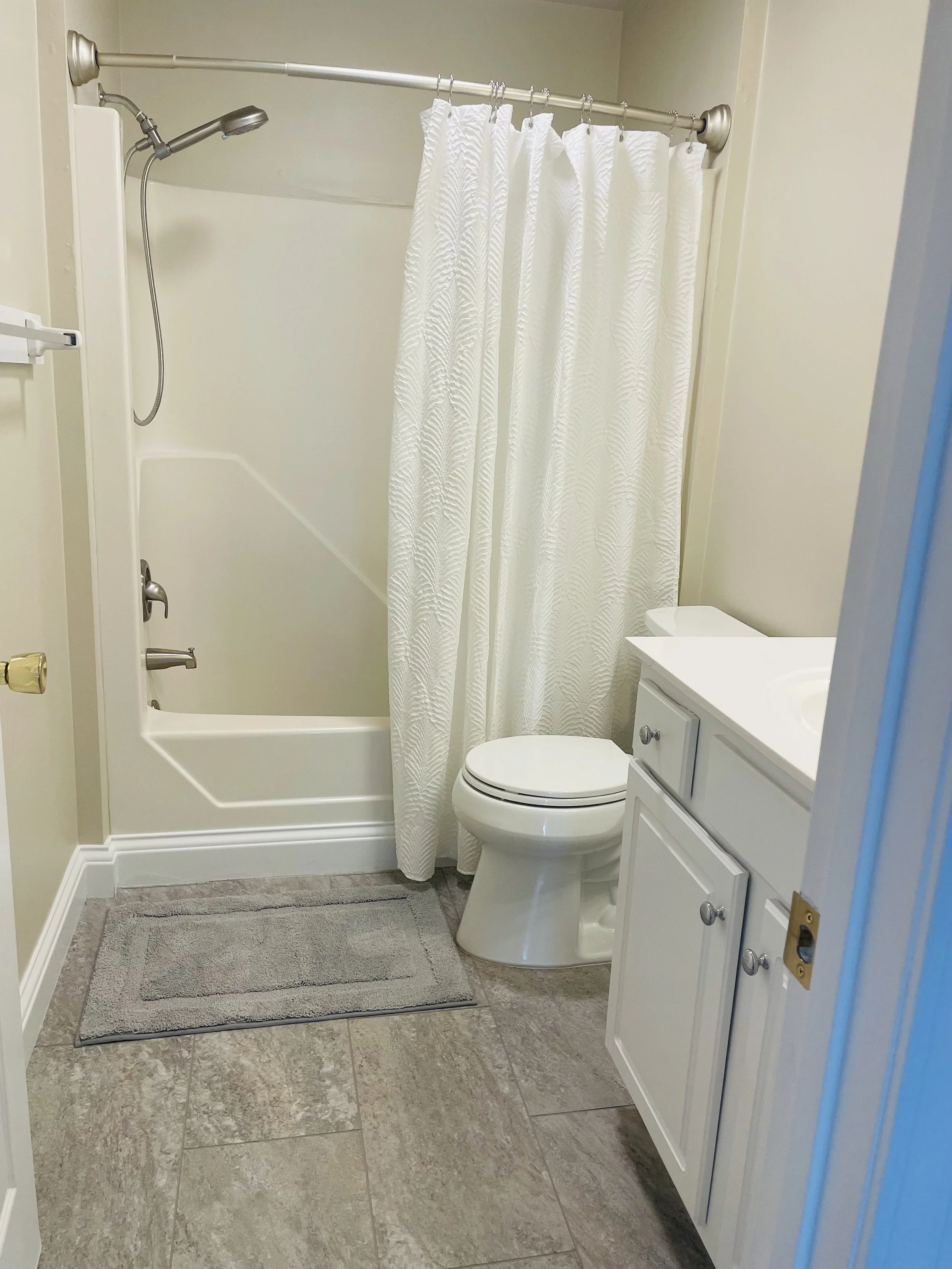 downstairs bath.jpeg