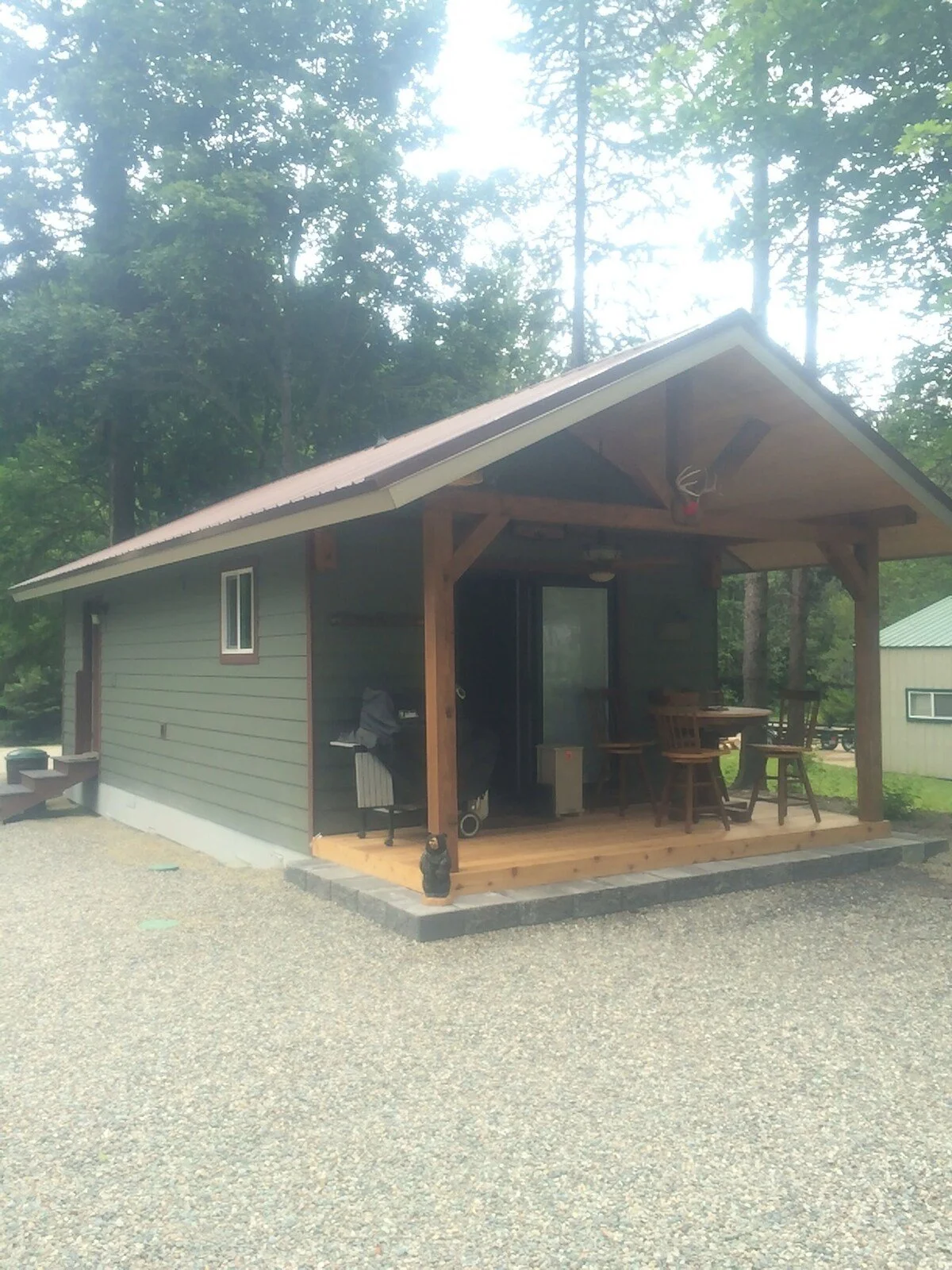 PEND OREILLE RIVER CABIN 
SLEEPS 6: 3 BEDROOMS 1 BATH