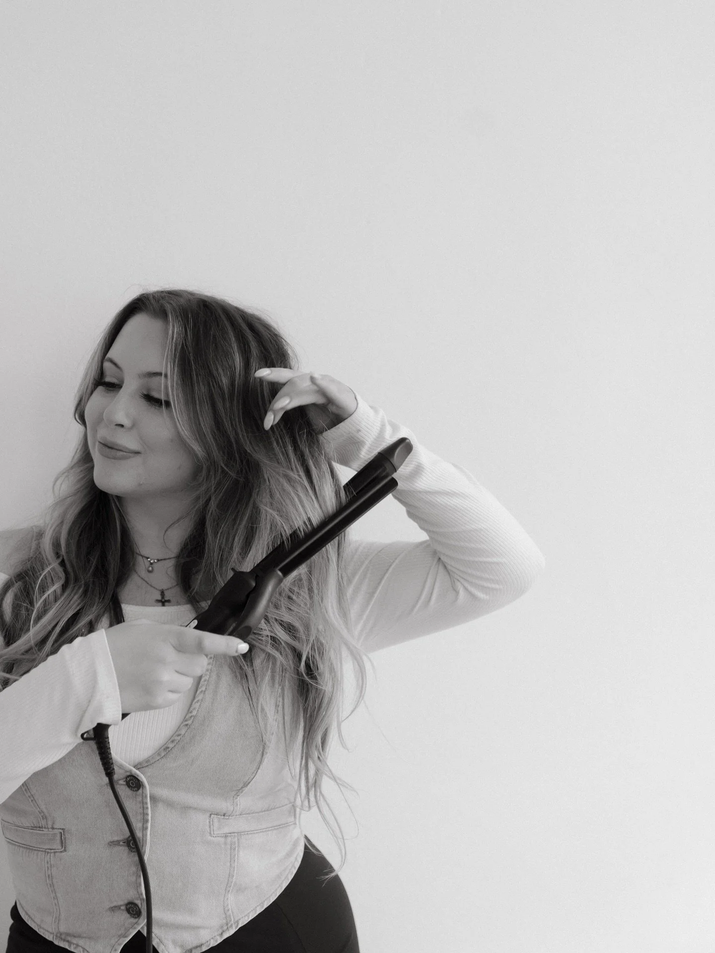 STYLIST SPOTLIGHT ✨ JACKIE 

Jackie has been at The Emerald for almost a year now and she has been the best addition to our team. With over 4 years of experience she has become the queen of seamless blondes &amp; lived in color. She is thorough from 