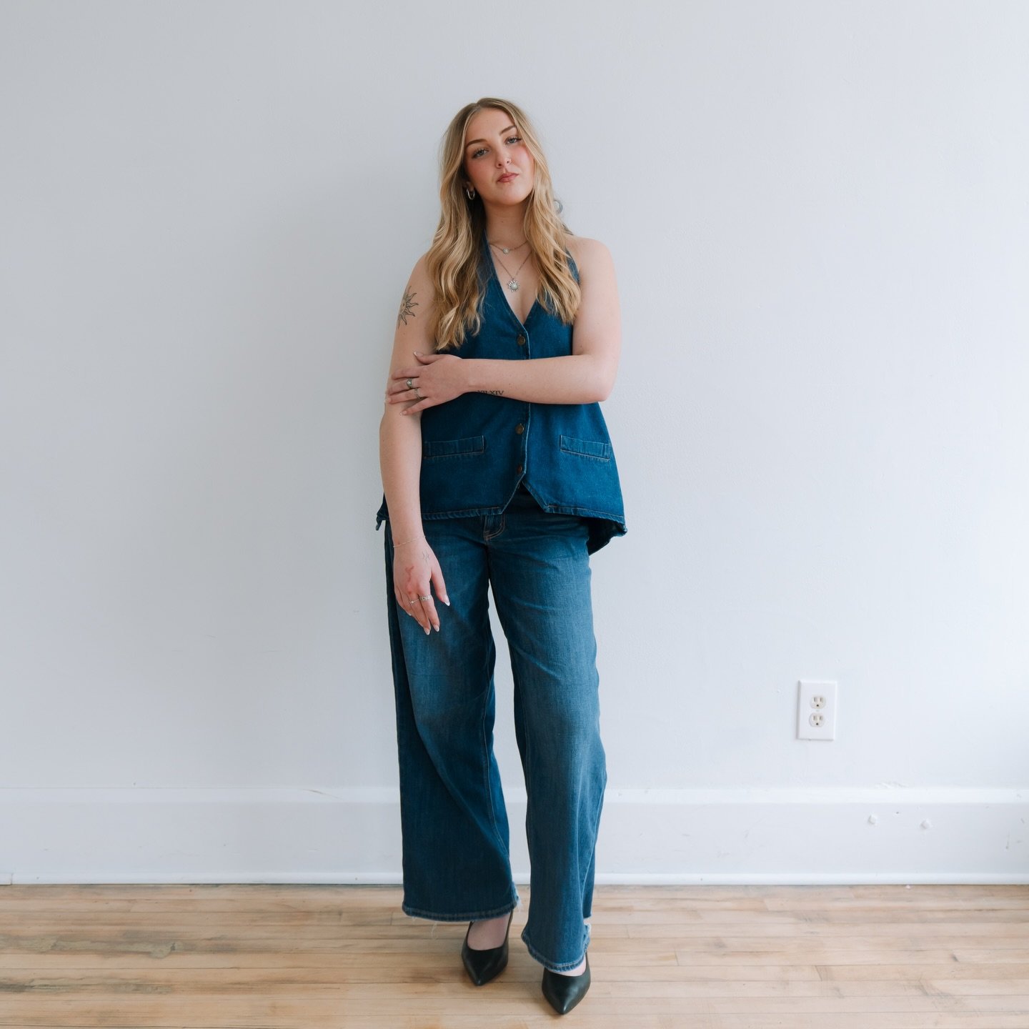 STYLIST SPOTLIGHT ✨ Camryn [ Cami ] 

Cami has been at The Emerald for over a year now and her presence has brought nothing but joy. Cami currently specializes in blonding and lived-in color. There is nothing she loves more than a lived-in blonde or 