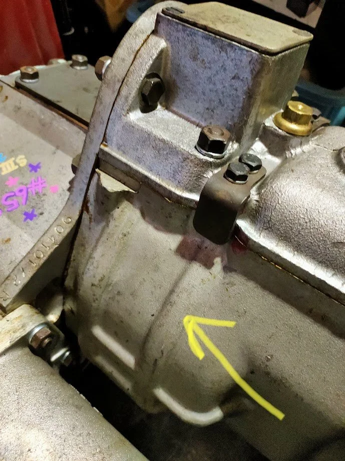 Series 3 Suffix B, C or D gearboxes or empty casings (distinguishable by the ribs, arrowed above), with or without their transfer cases. 