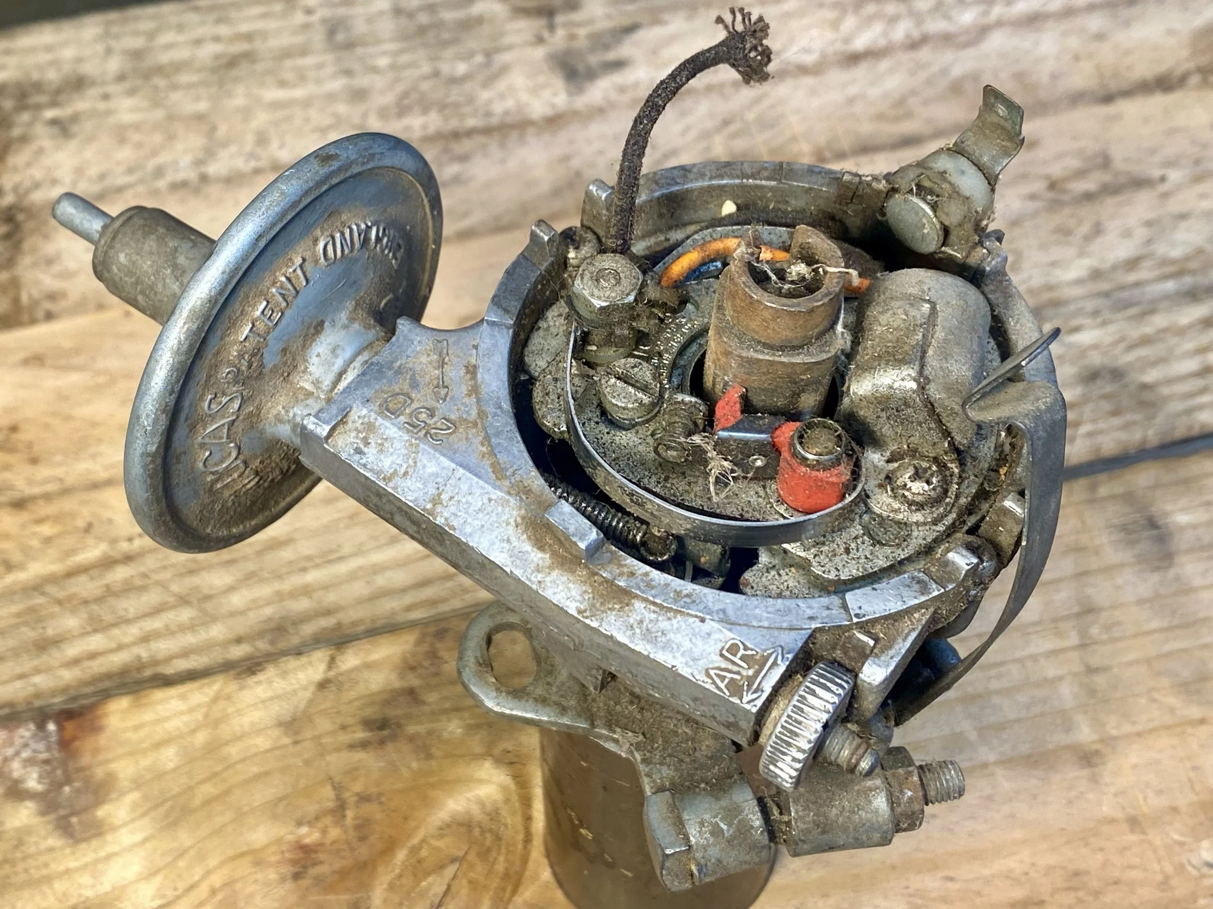 Lucas distributors for 4 cylinder 1.6, 2.0 and 2.25 litre Series engines. The arrow on the vacuum advance mechanism must point counterclockwise. 
