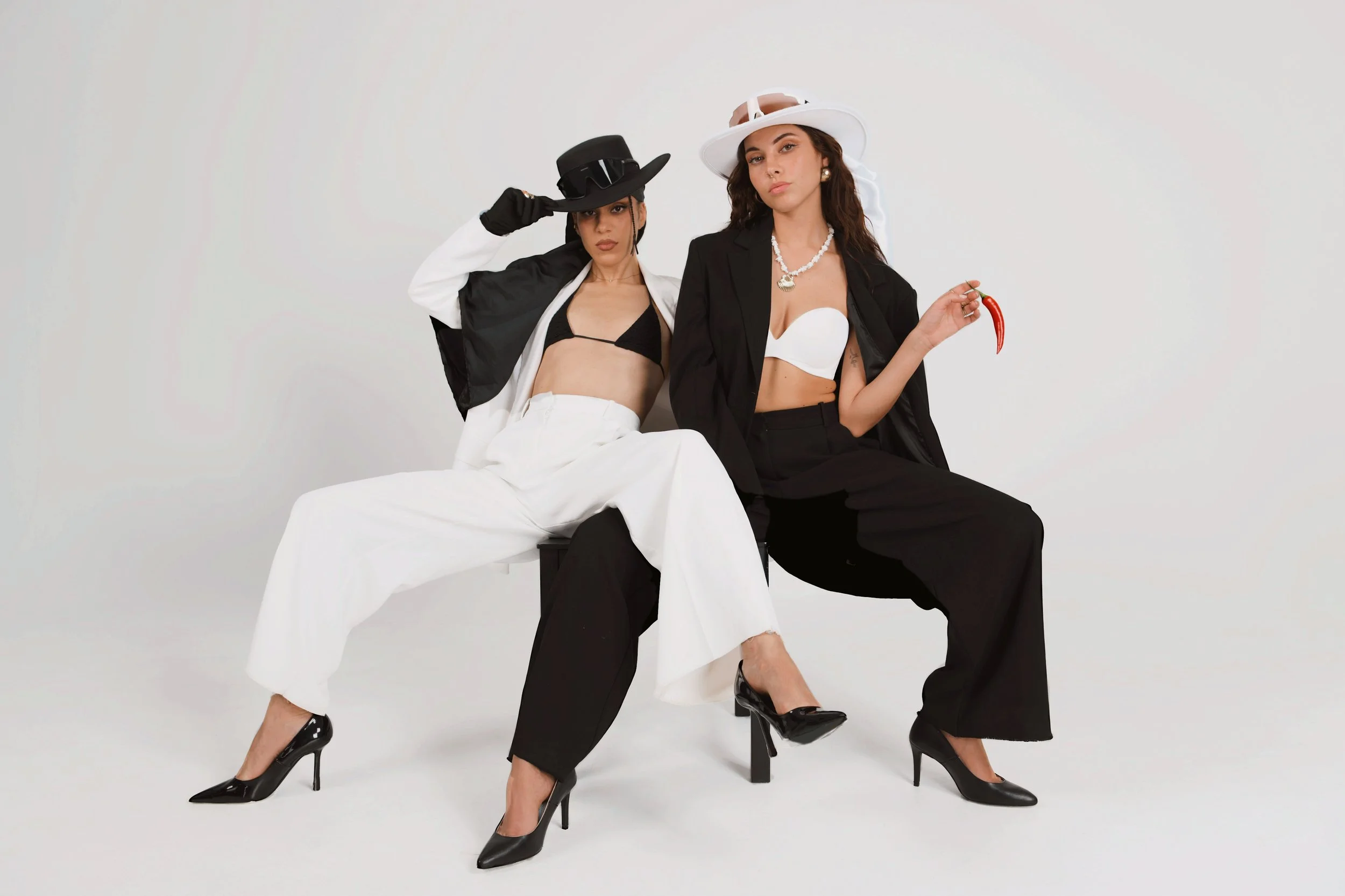 two women, charapitas, chili, hats, glasses, heels, jewelry