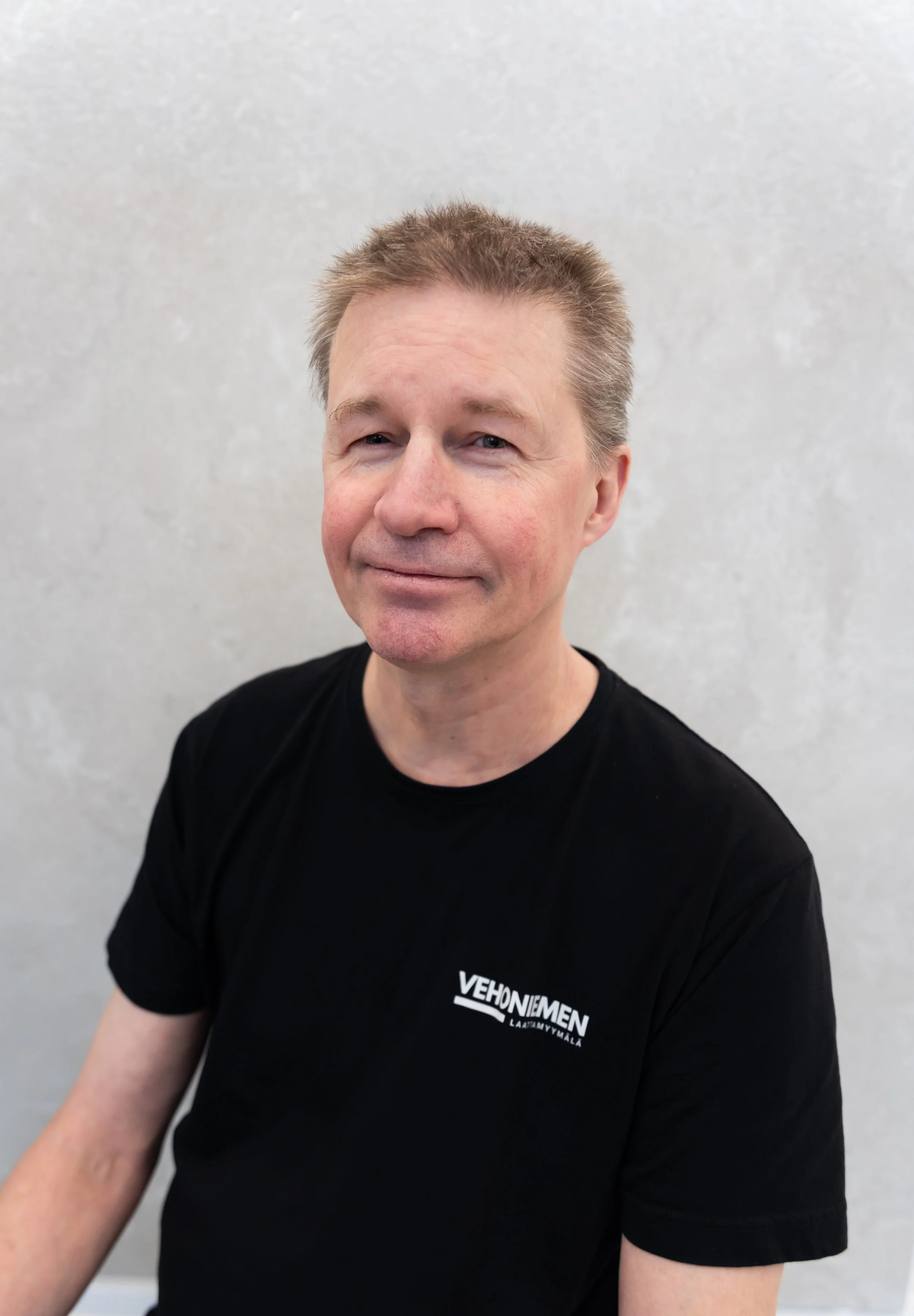 Vehoniemen laattamyymälä myyjä ja asiantuntija Mika Virpinen
