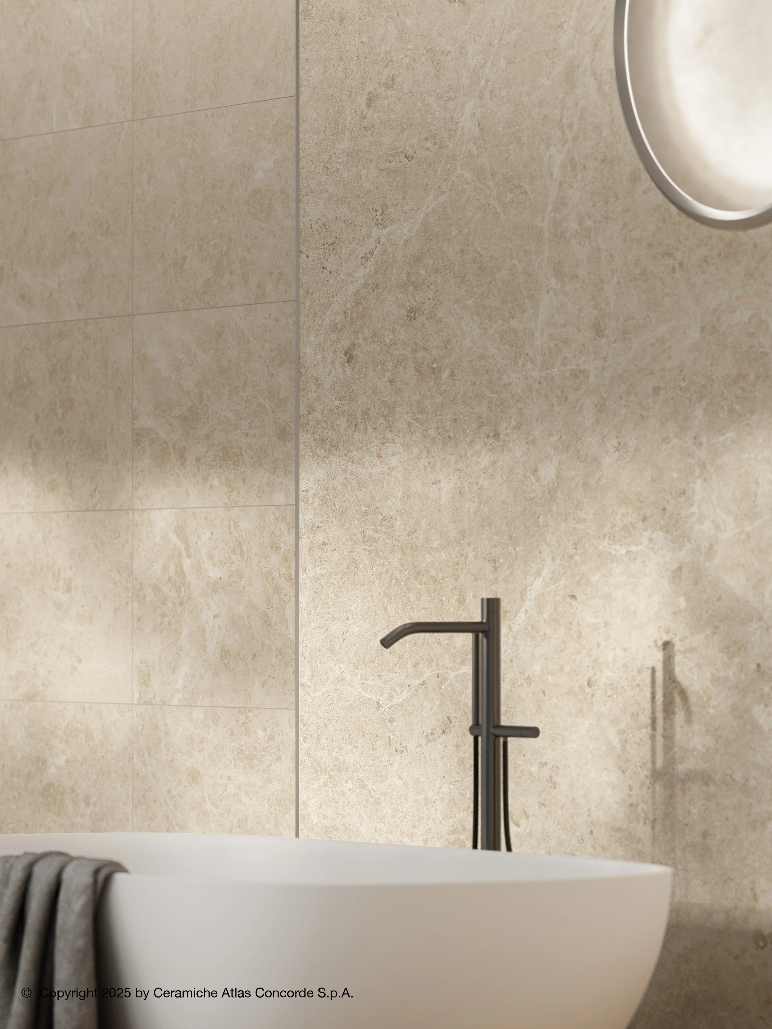 Kuva kylpyhuoneesta, jossa on vaalea keraaminen seinä ja kylpyamme, sekä musta vesihana. Kylpyhuoneen tunnelma on rauhallinen ja seesteinen.