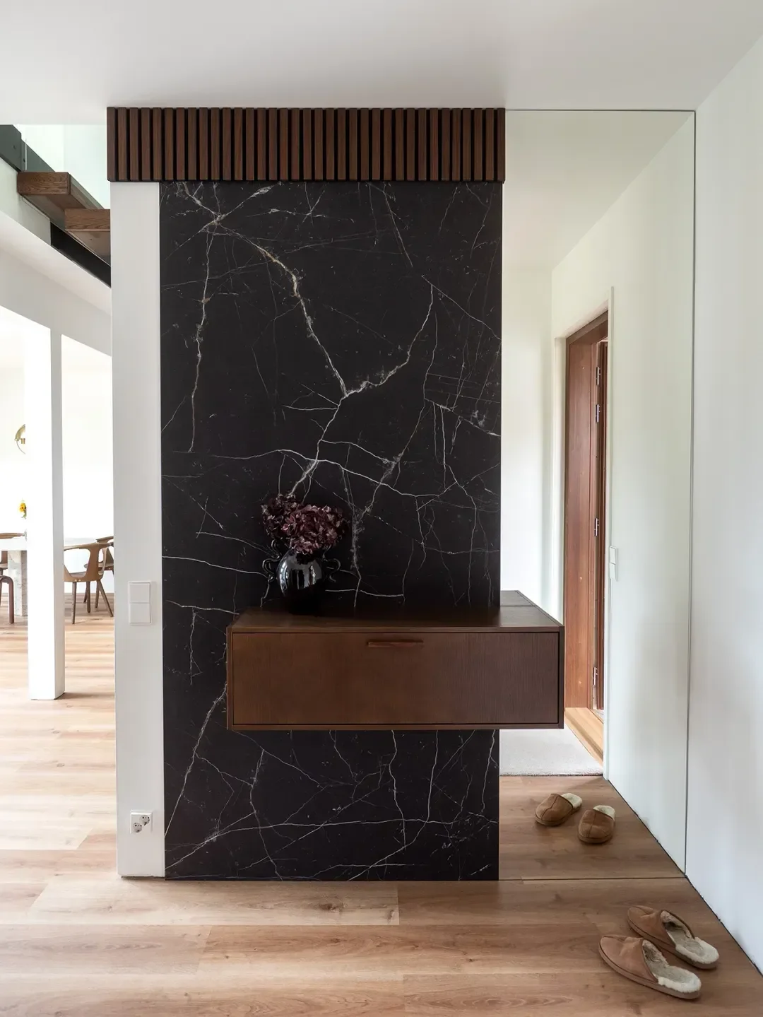 Iso musta marmorinen laatta olohuoneessa. Kaunis kokonaisuus.