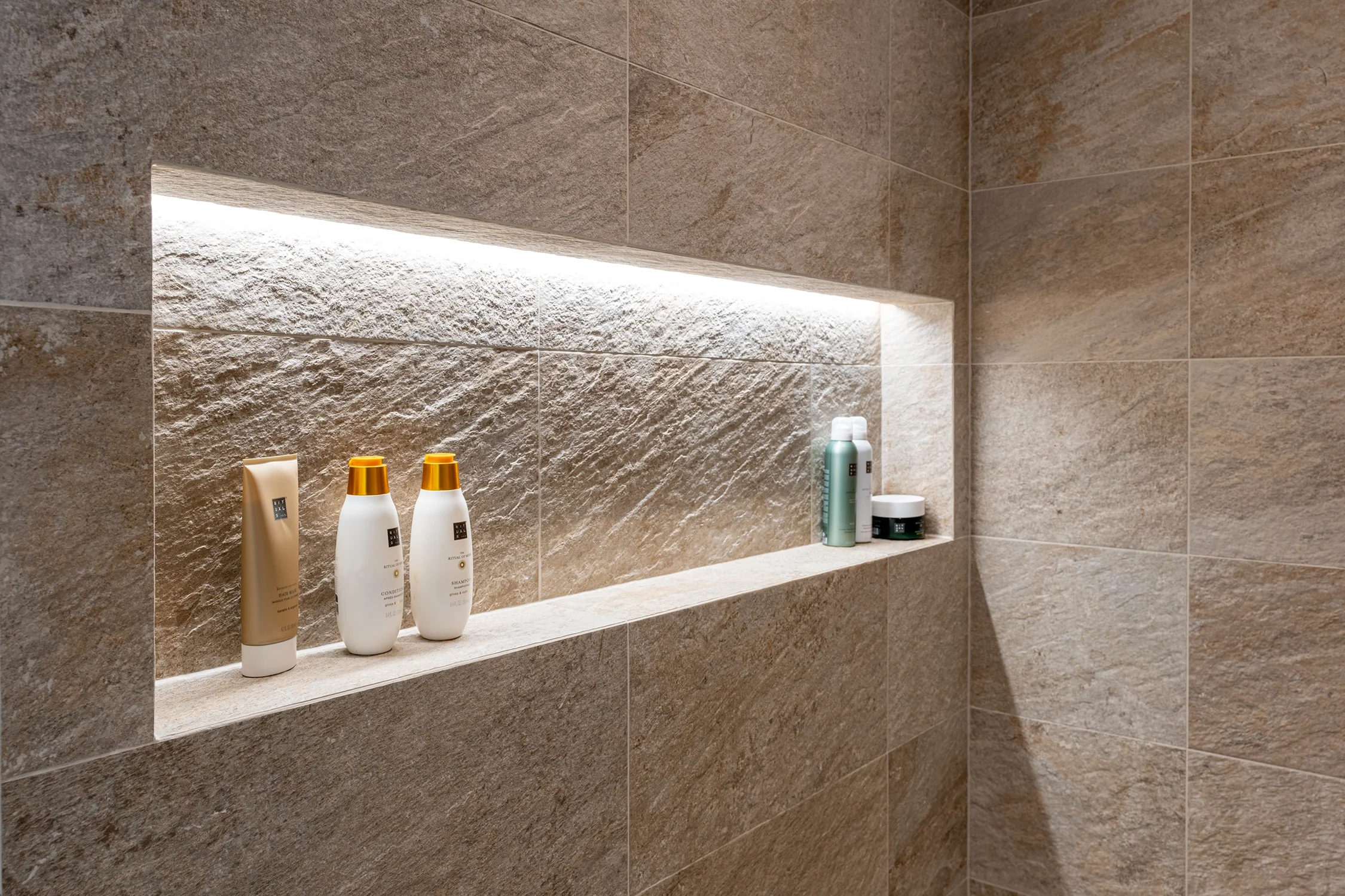 Rapattu kivipinta ja kaunis beige laatta Vehoniemen Laattamyymälästä. 