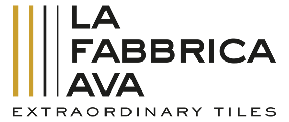 Kuvassa on logo, jossa on kolme mustaa ja kaksi keltaista pystysuoraa raitaa ja teksti 'LA FABBRICA AVA' sekä alapuolella sana 'EXTRAORDINARY TILES'.