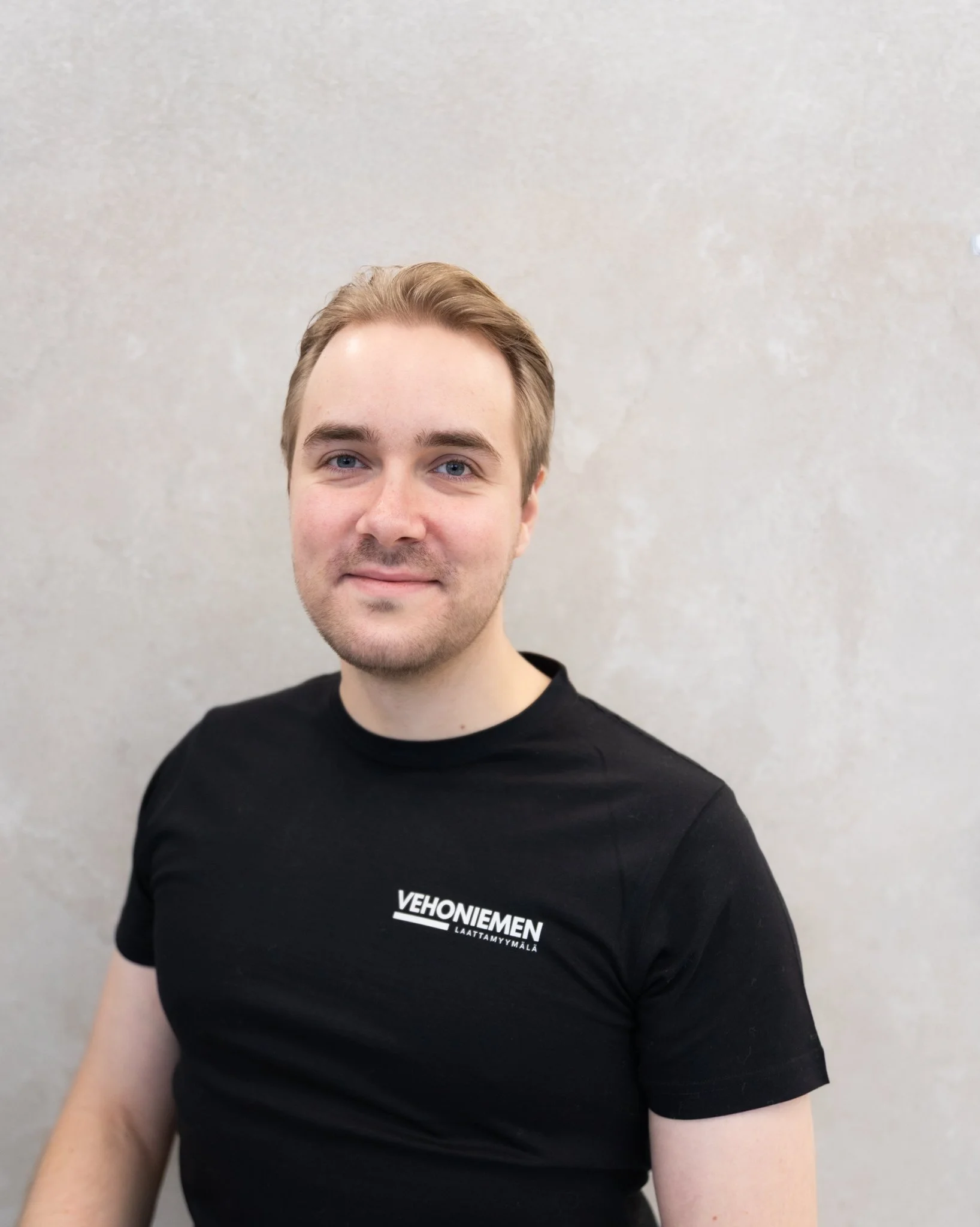 Aleksi Mesiranta, myyntipäällikkö Vehoniemen Laattamyymälässä